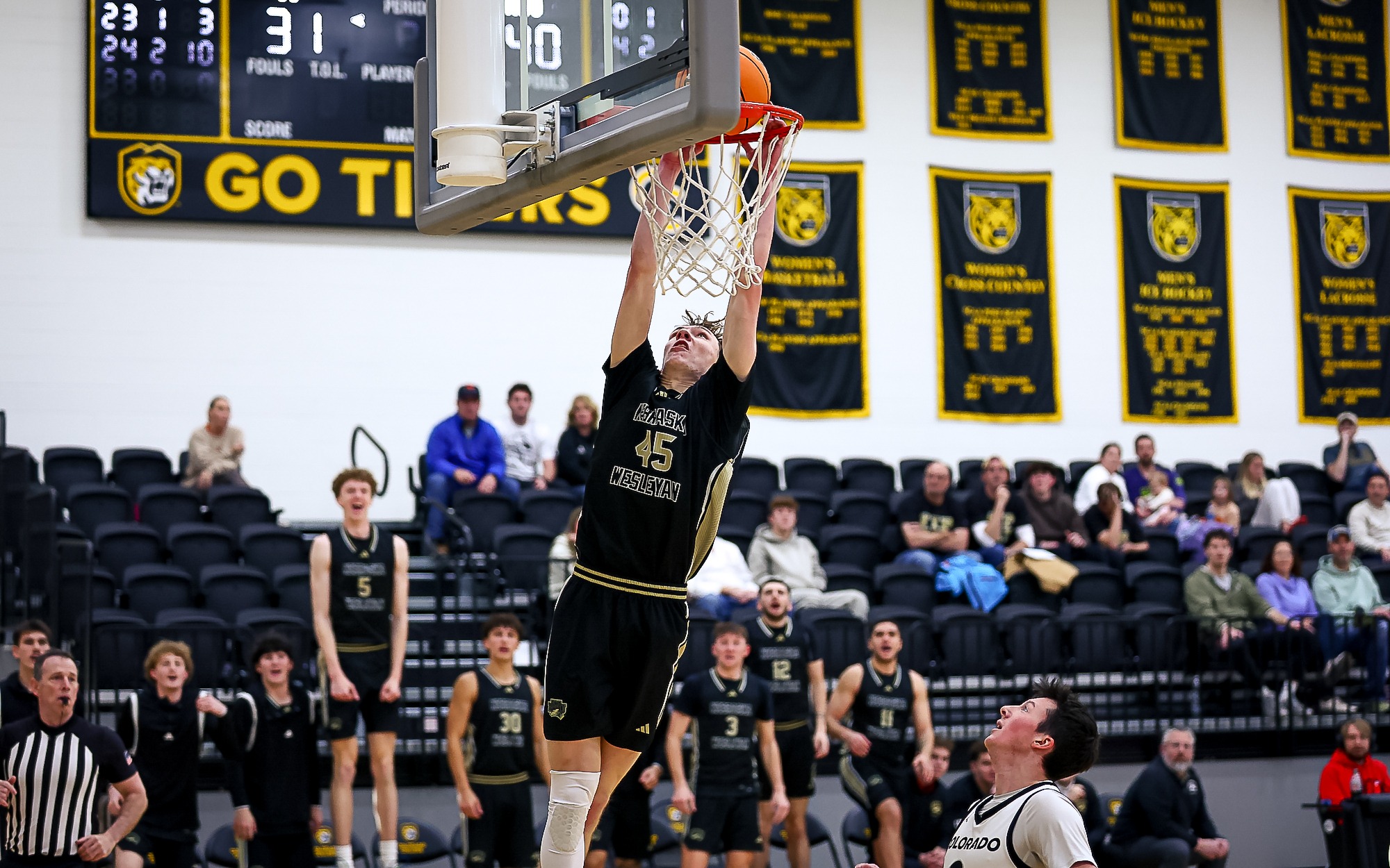 Cash McCullough dunks against Colorado College