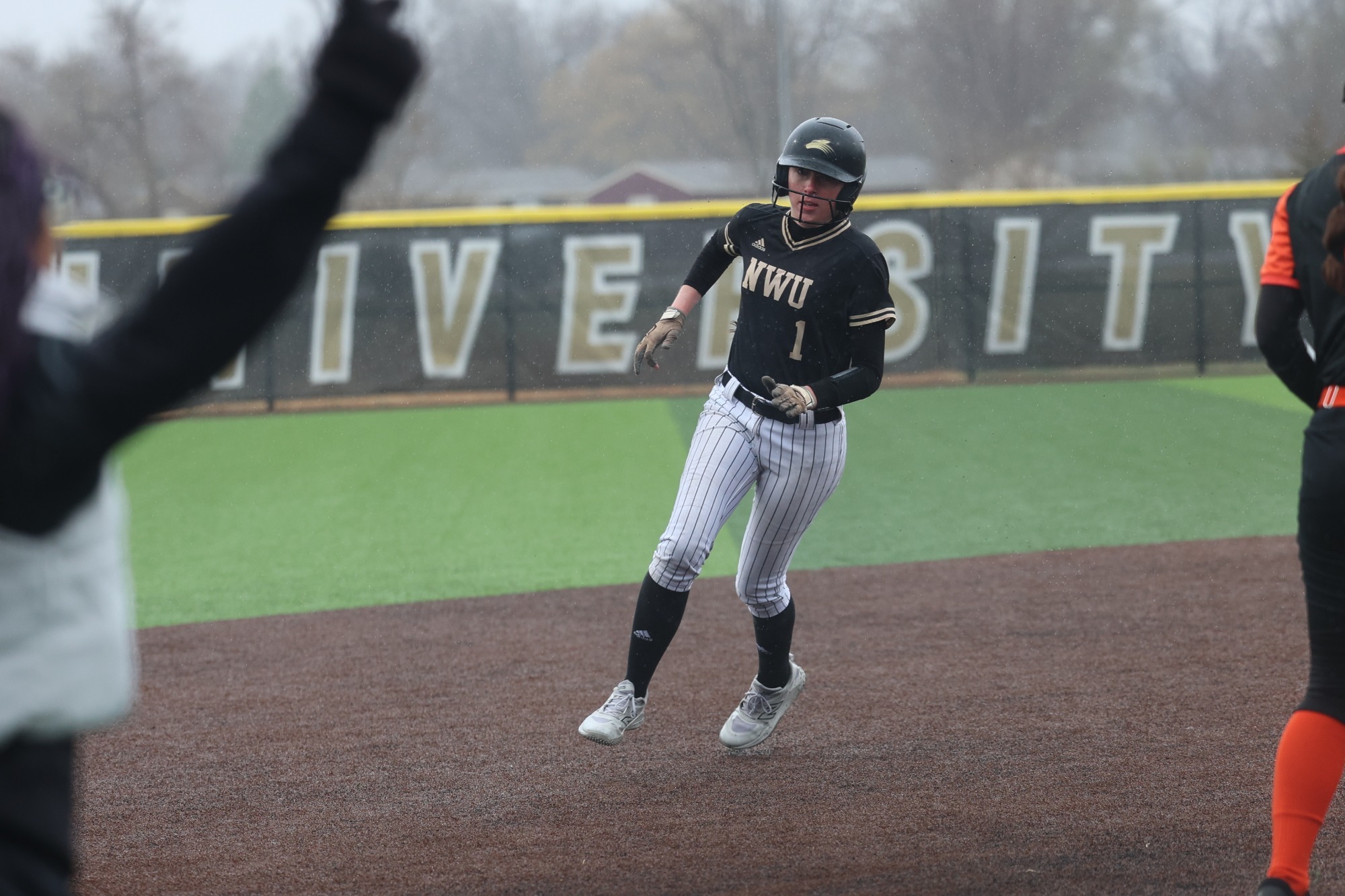 Ella Wolff runs towards third against Wartburg