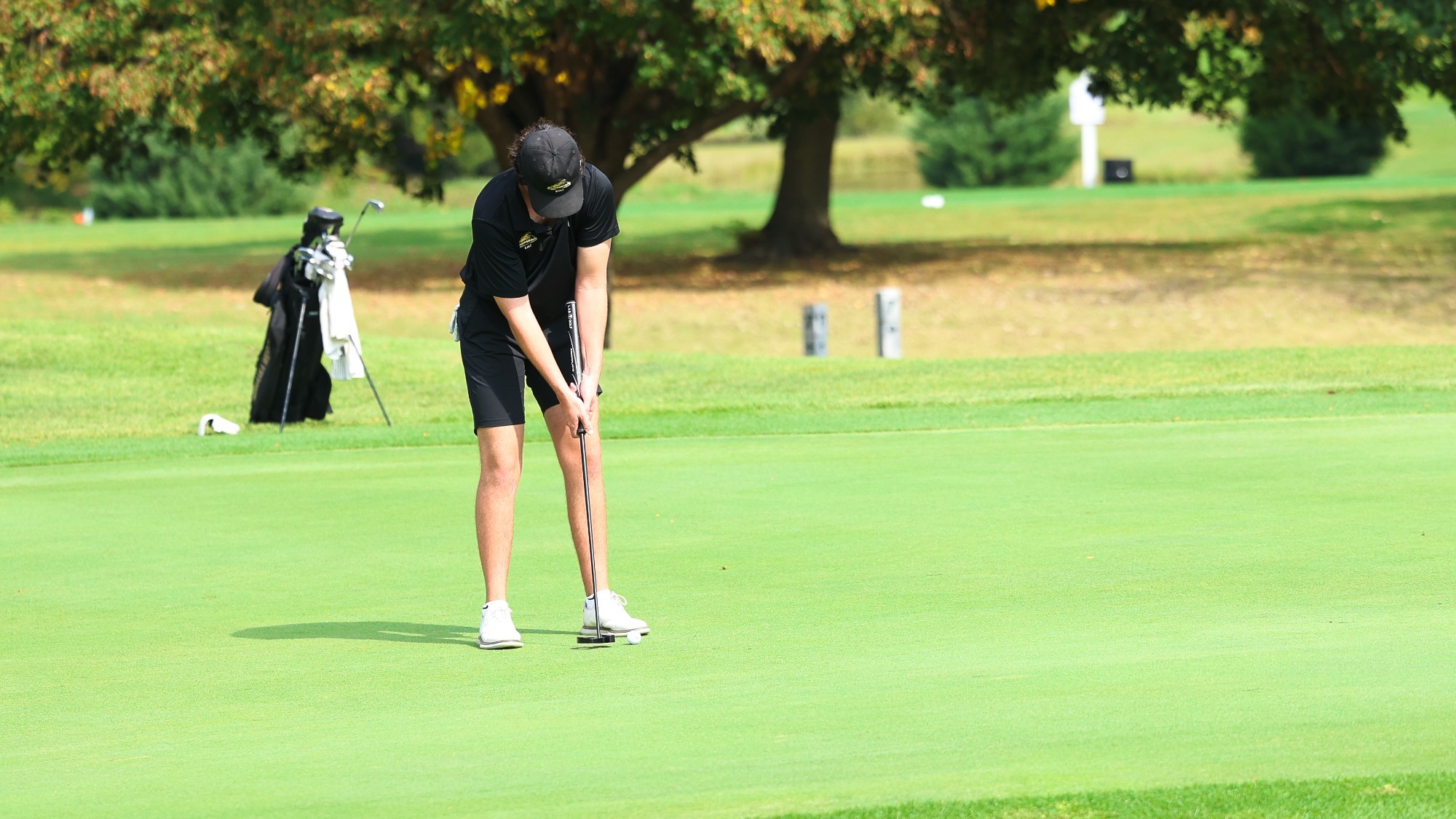 Jackson Lapour putts