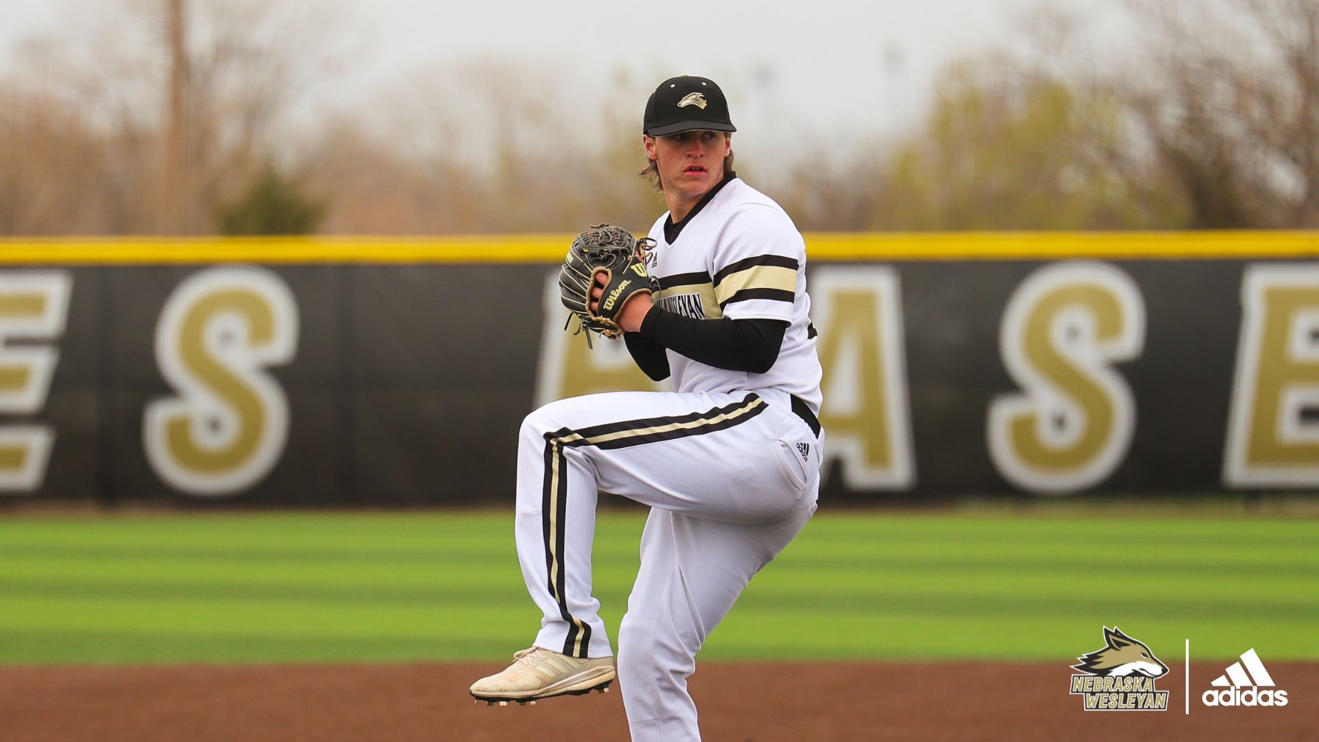 Tyler Spreitzer kicks his leg at the mound