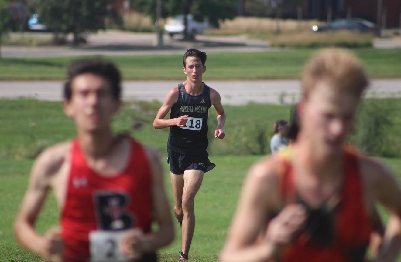 Noah Thomas chases the lead pack at the Viking Invitational