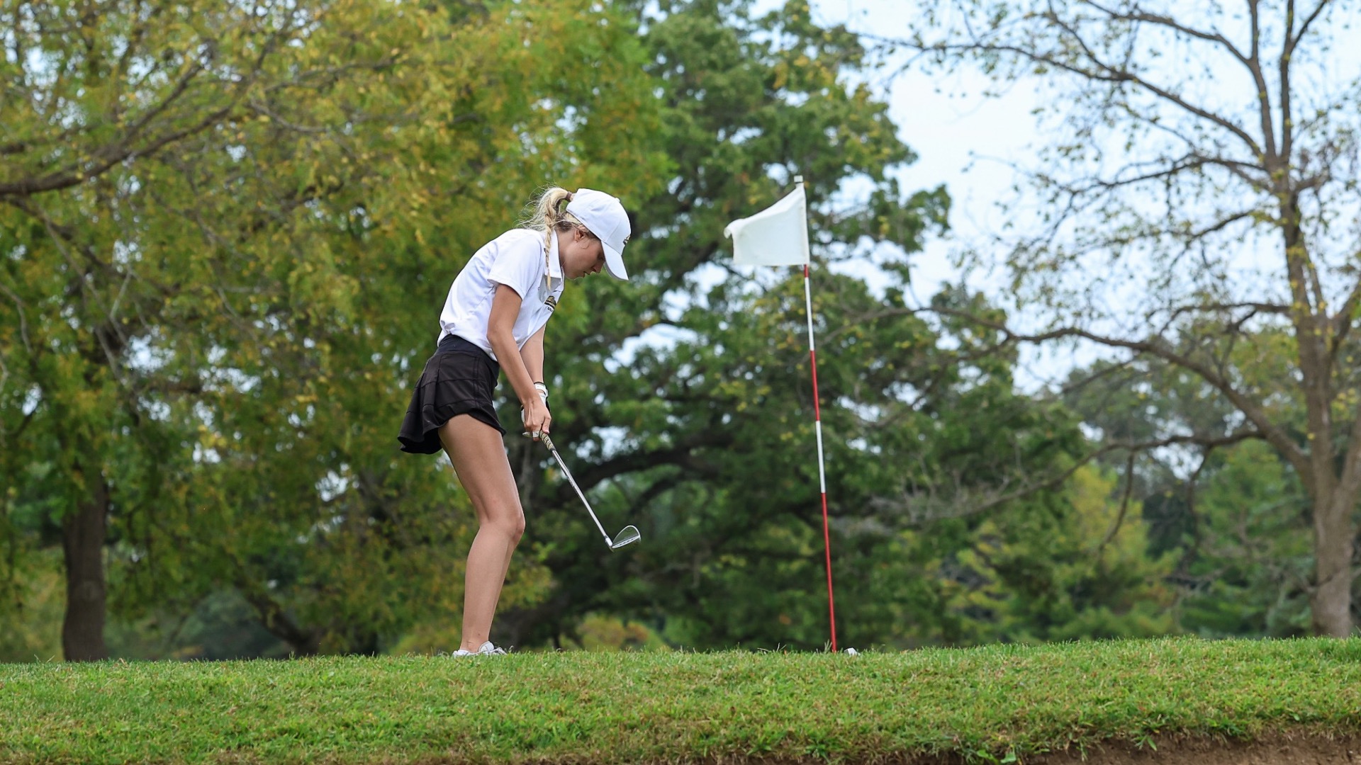 Shea Meridith putts from just off the green.