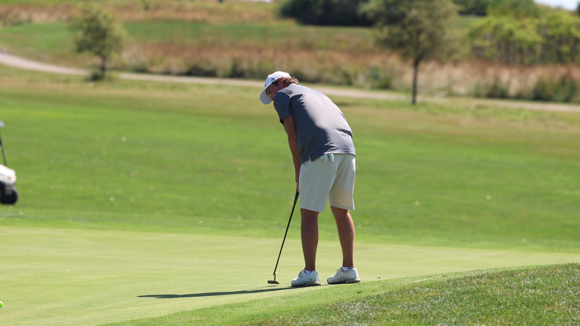 Jacob Cosimano putts down the hill