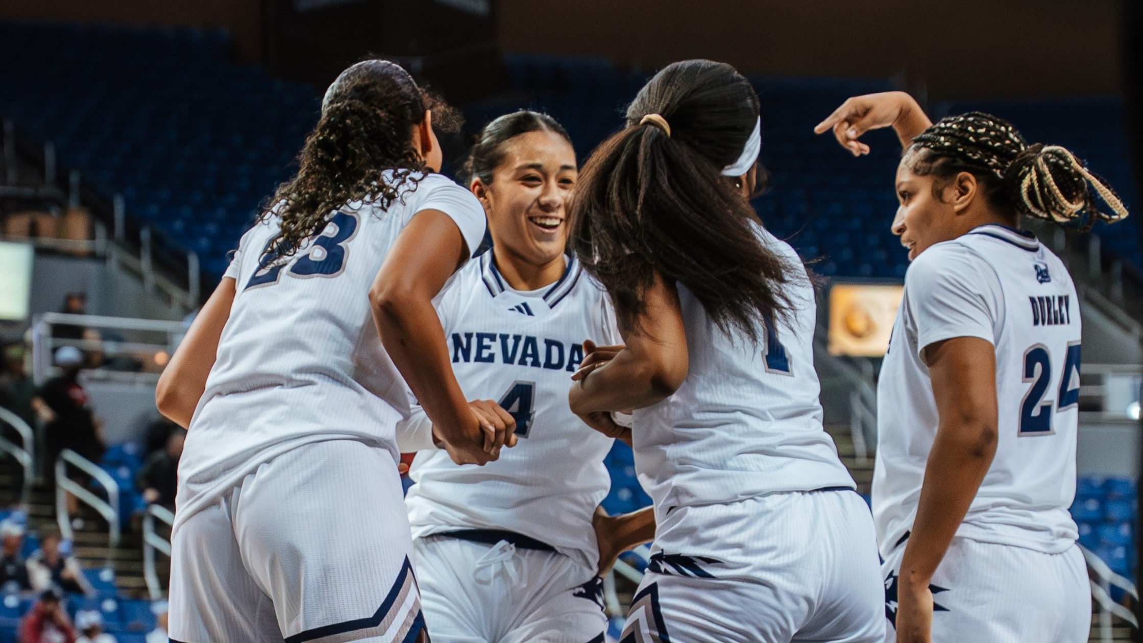 wbb team huddle
