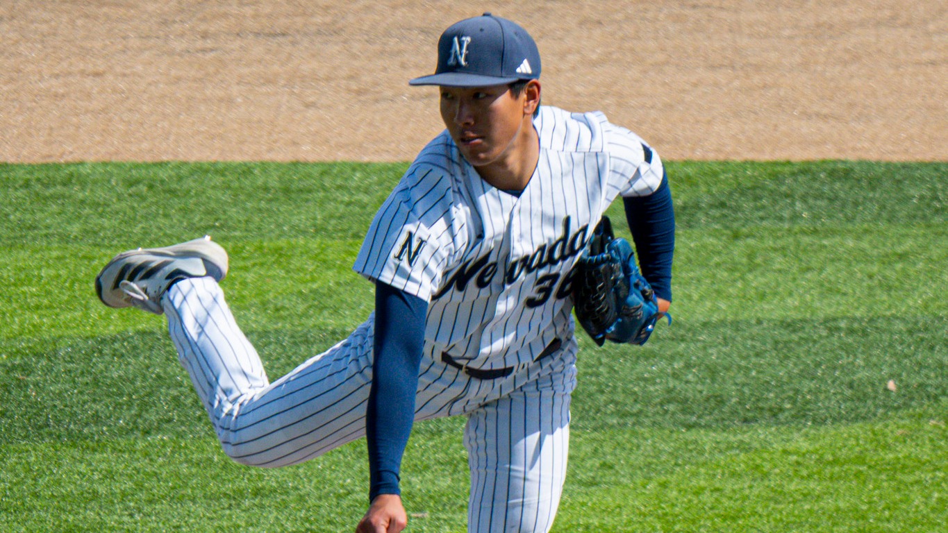Mahiro Tomita delivers a pitch