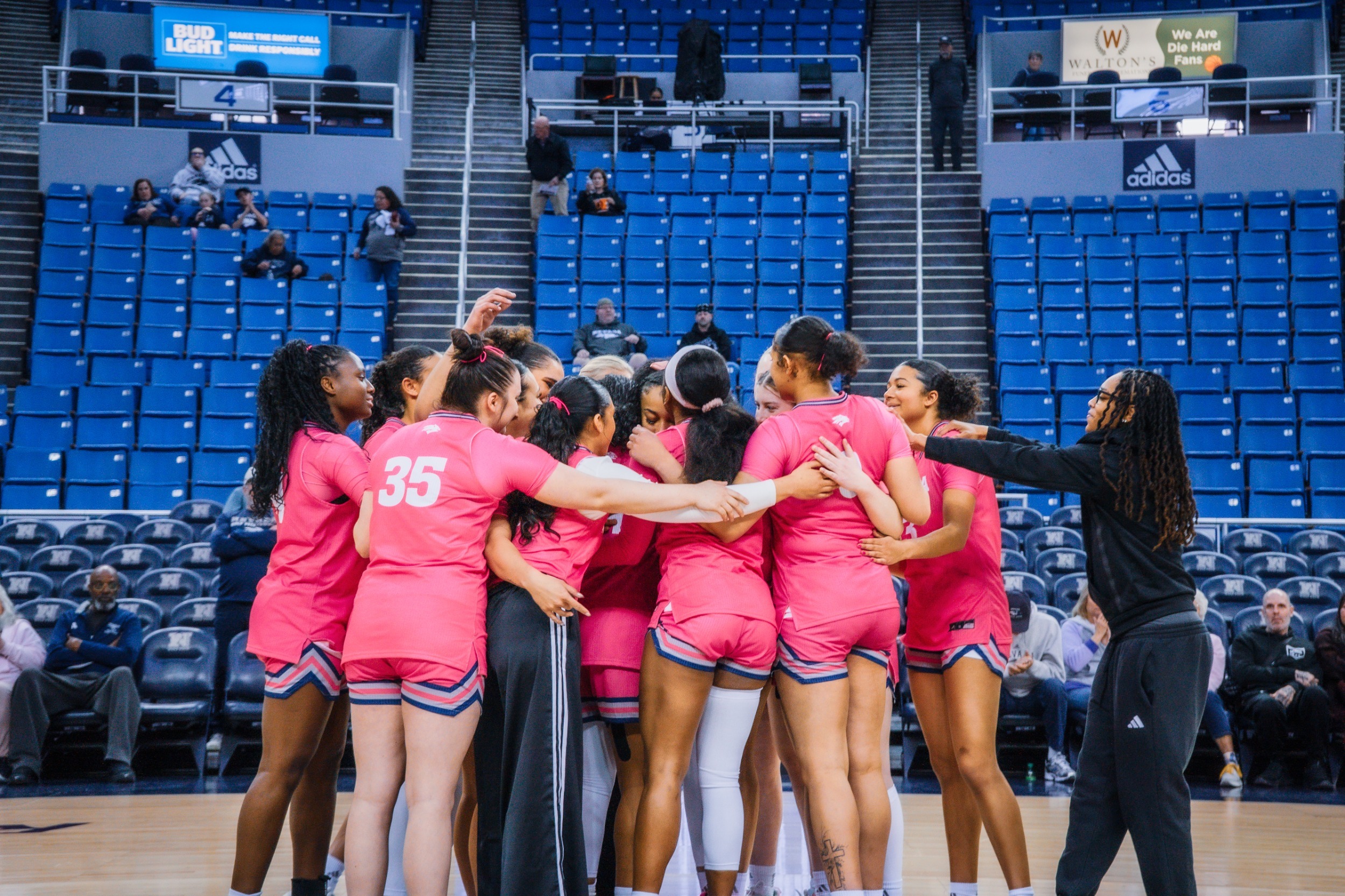 wbb team huddle