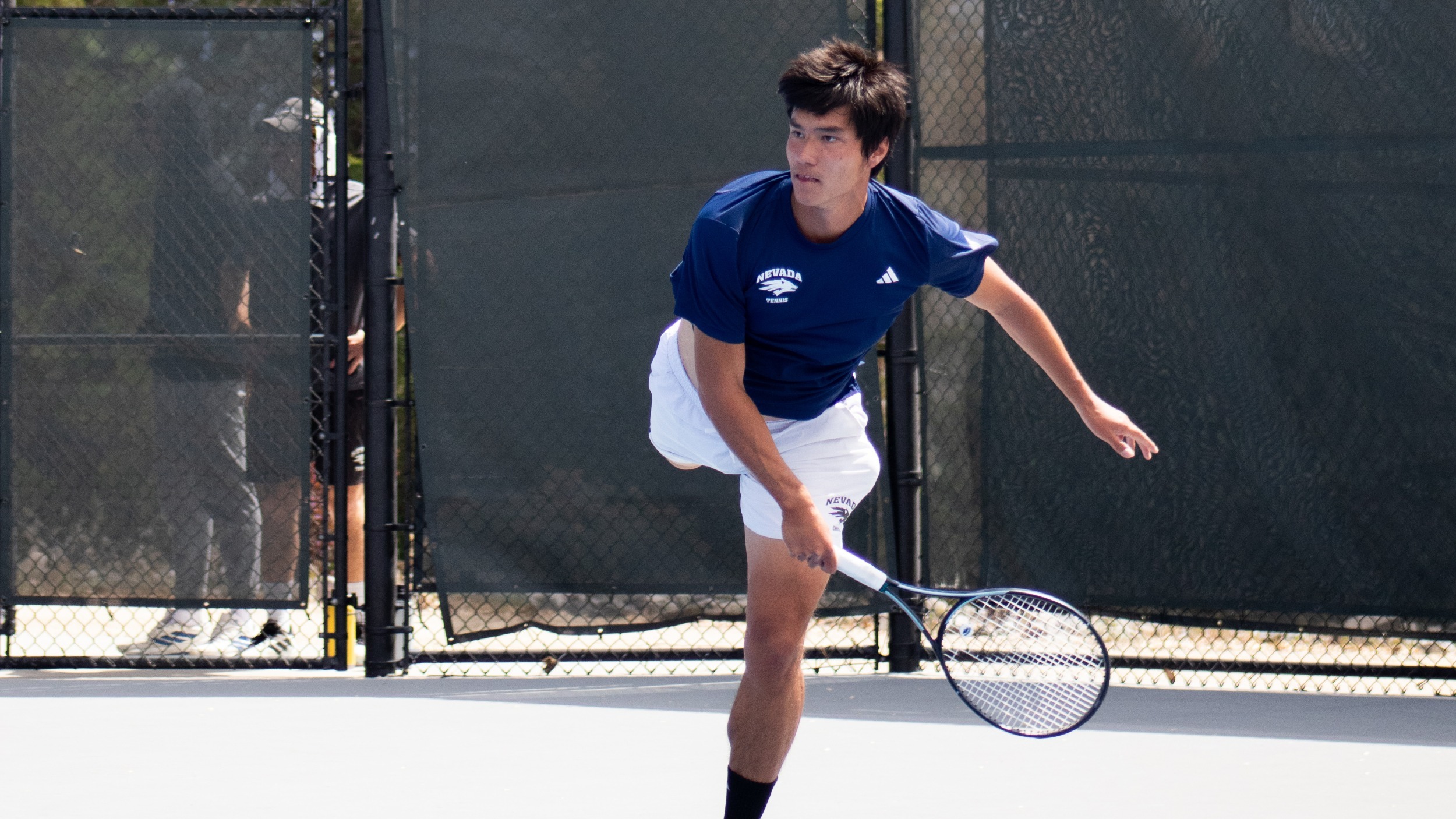 Rémy Trégourès finishing a serve
