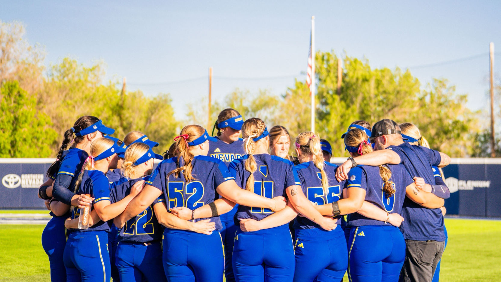 softball huddle before the game 