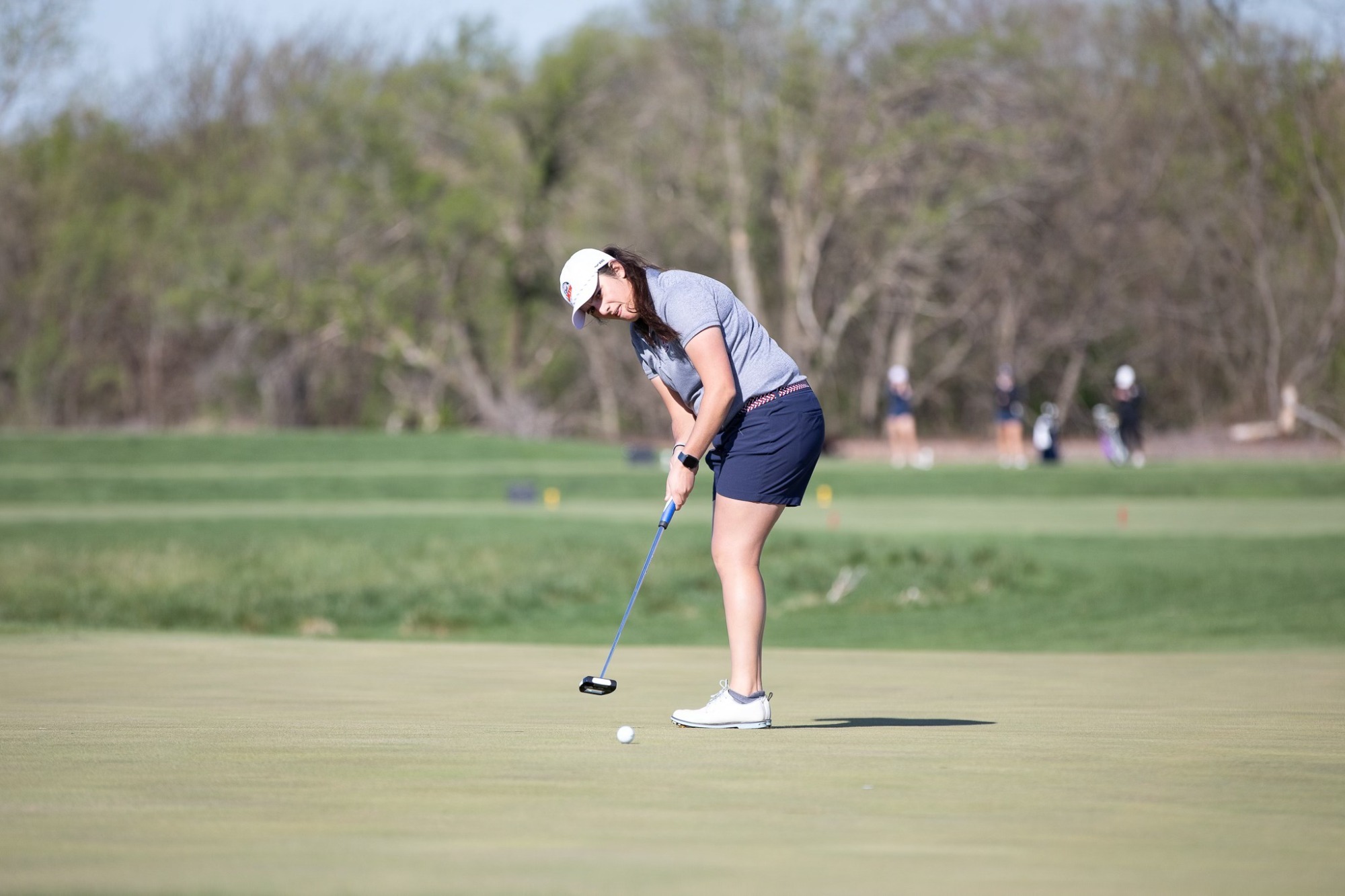 Isabella Lines up Putt