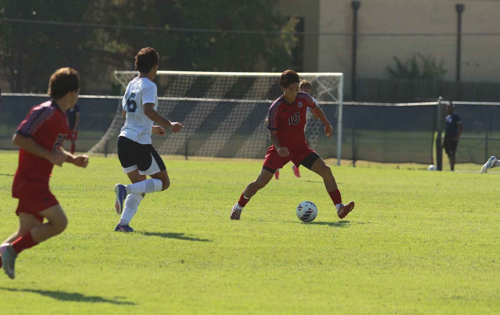 Ono making a pass upfield