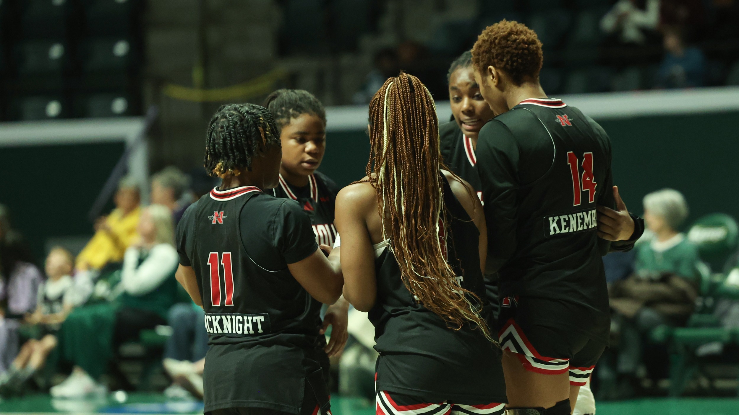 WBB FT Huddle at SLU