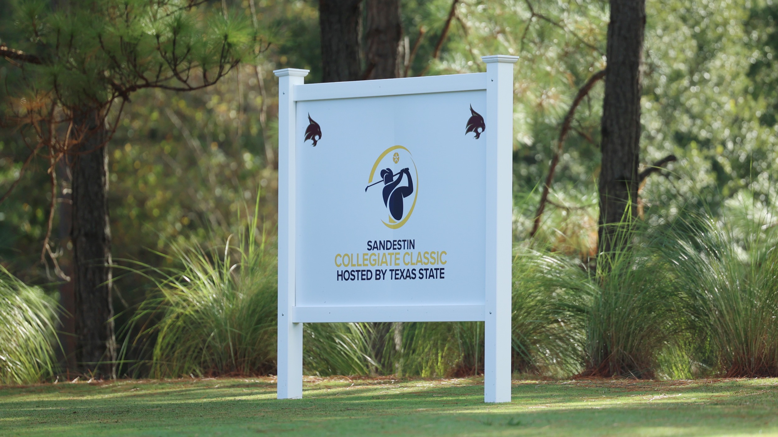 A picture of the Sandestin Golf sign in Sandestin, Florida