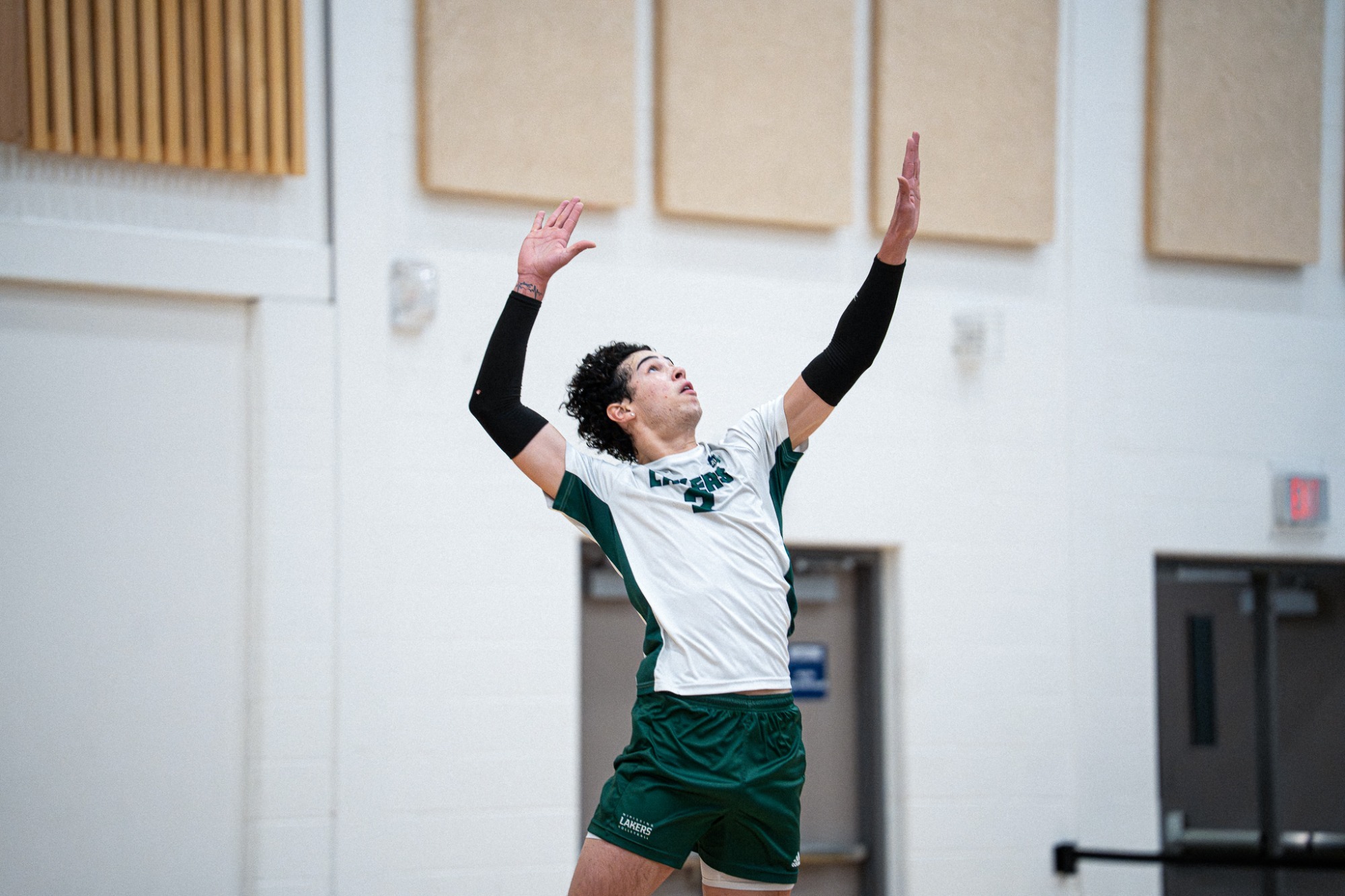 Smith smashes a serve