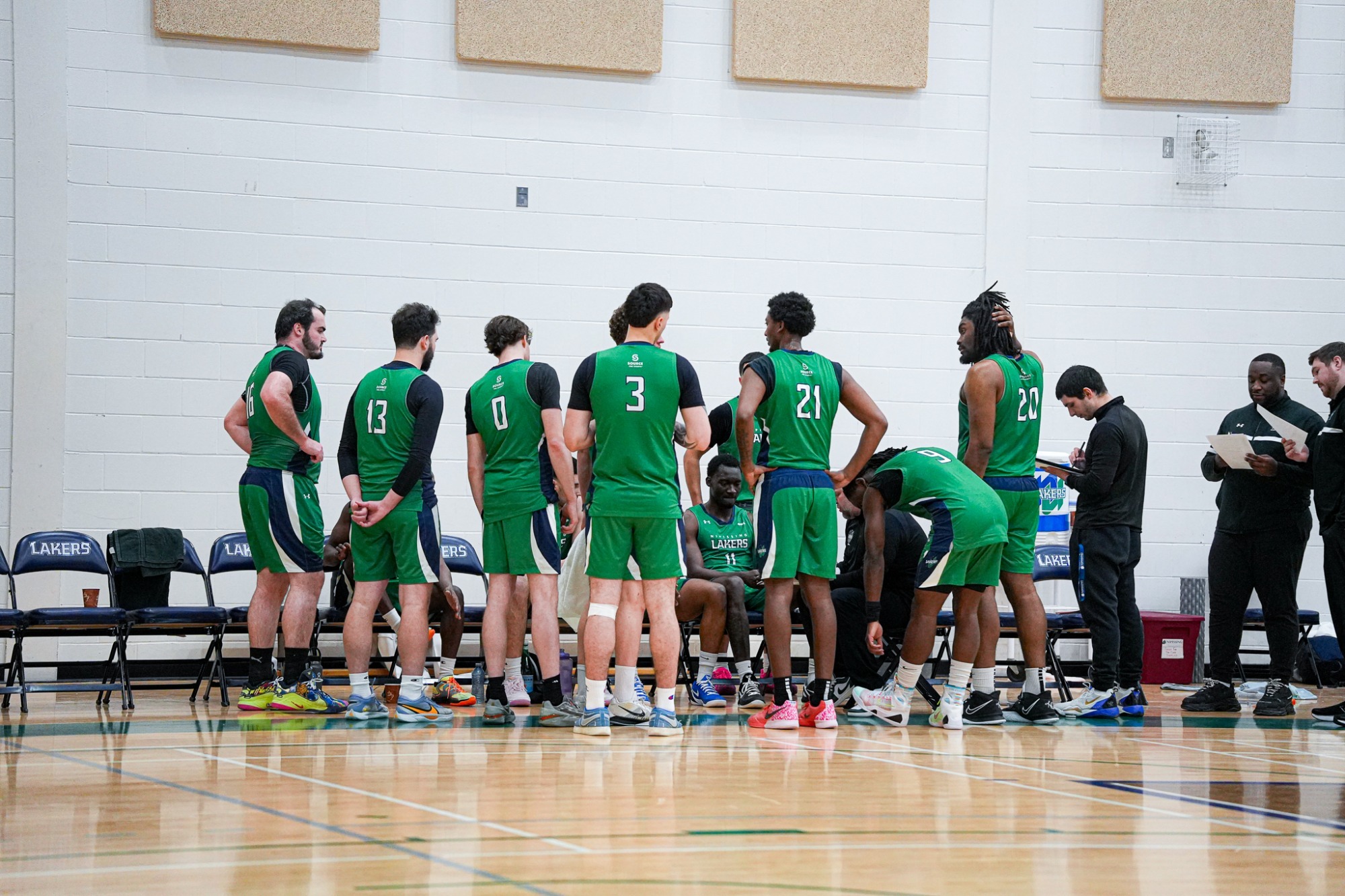Lakers Men's Basketball regroups during a timeout