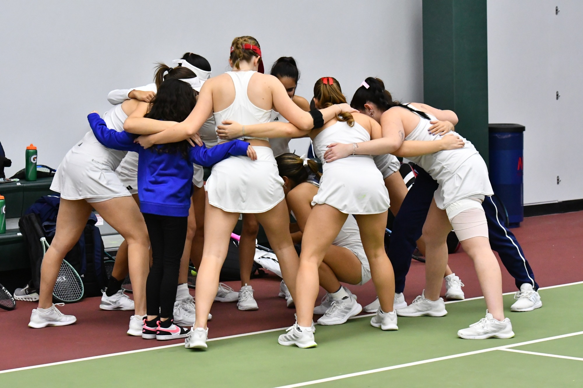 wtennis-huddle