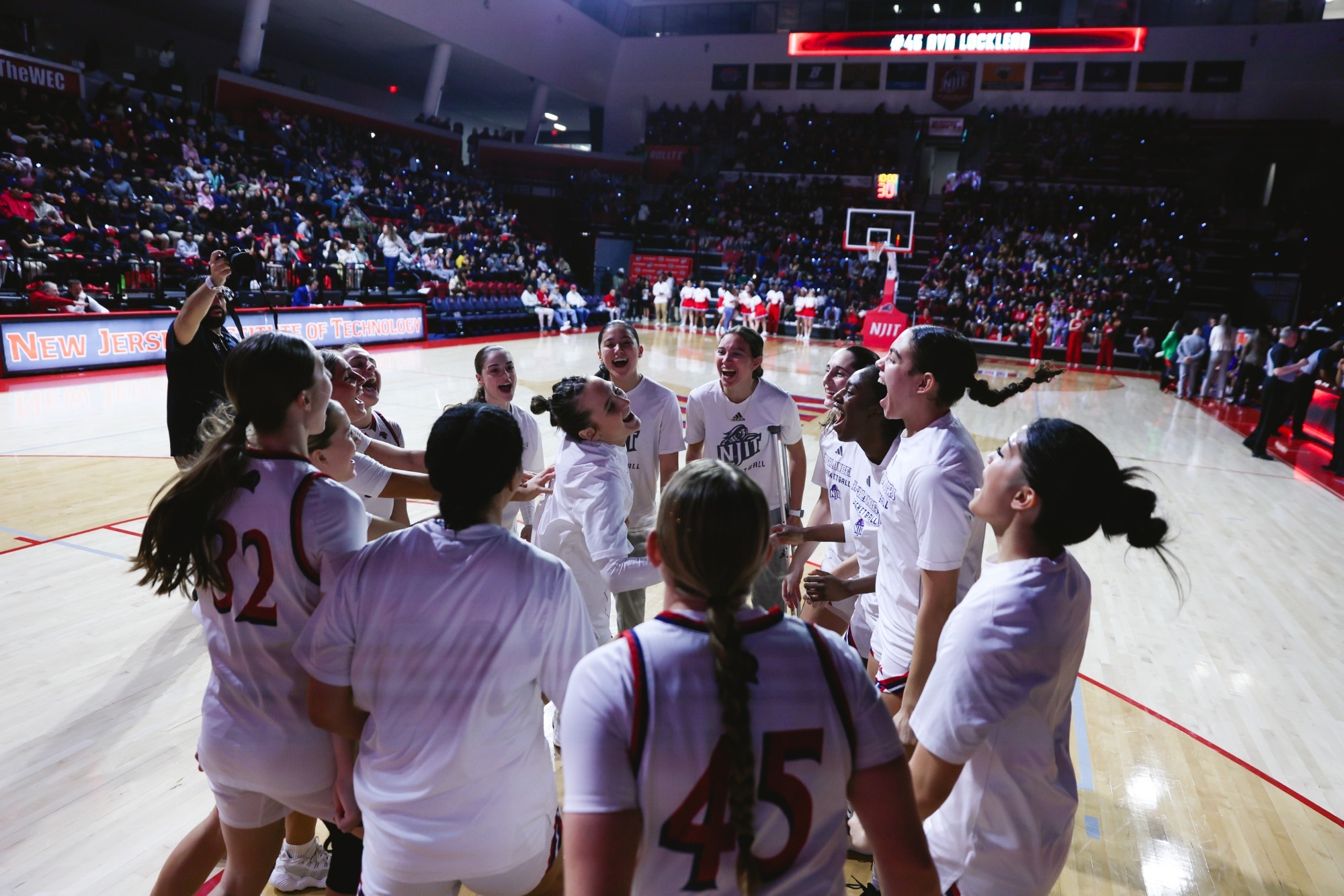 women's hoops huddle