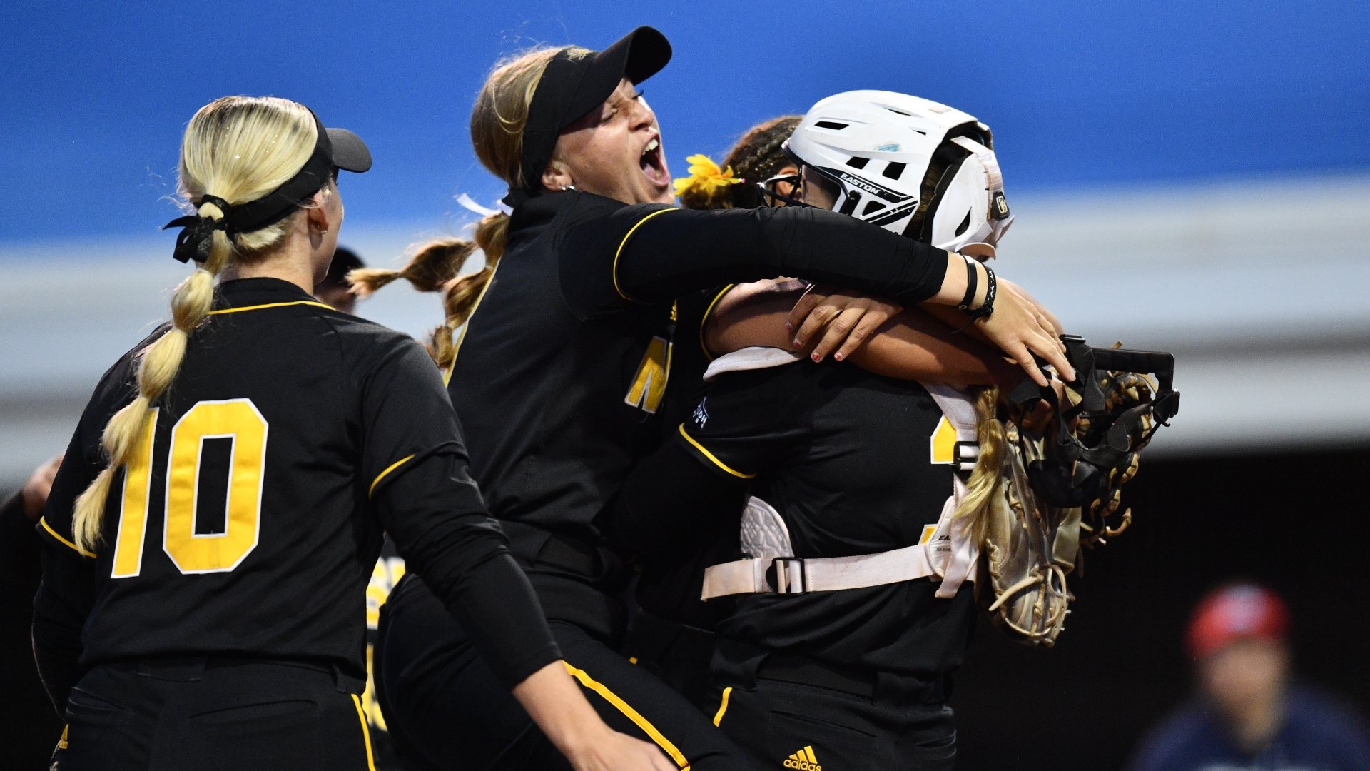 Softball cleans up as Horizon League announces yearly award winners