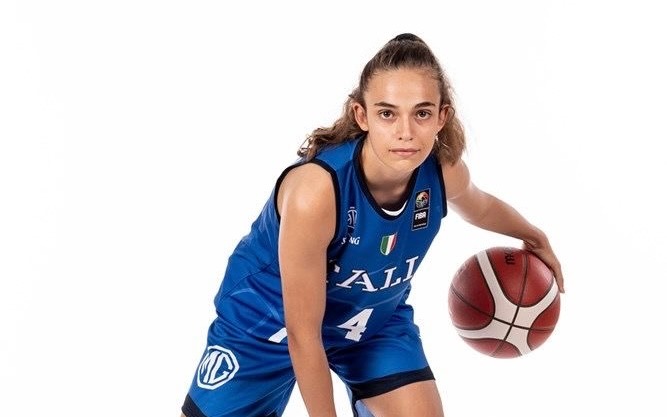 Gaia Castelli dribbles a basketball