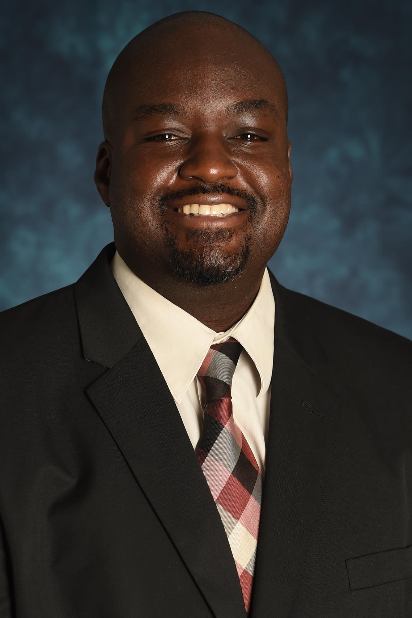 Earl Lewis - Headshot - DV16 - 16