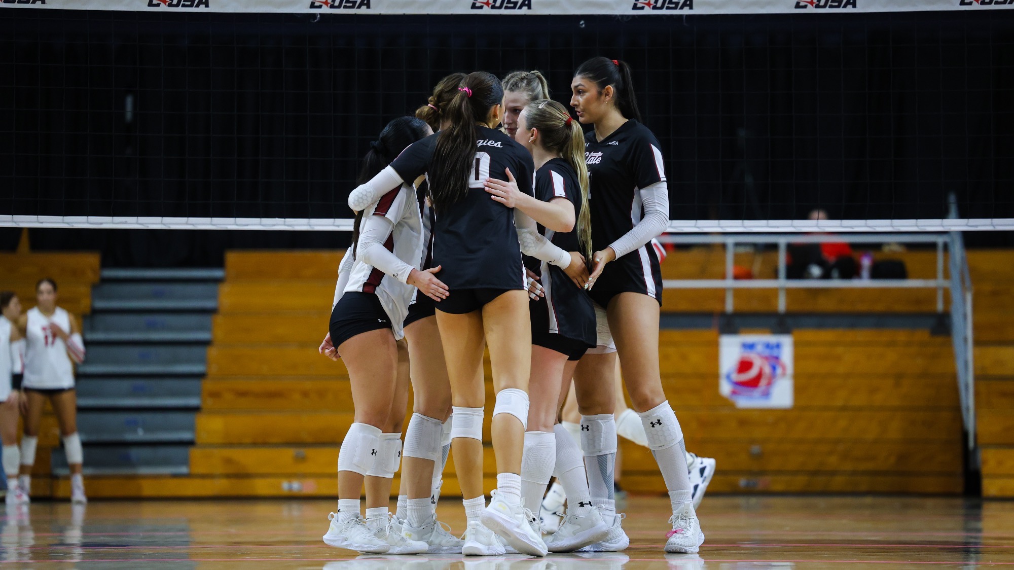 Volleyball Team Huddles During CUSA Championship Quarterfinals Versus WKU (Nov. 21, 2025 - Miami, Fla.)