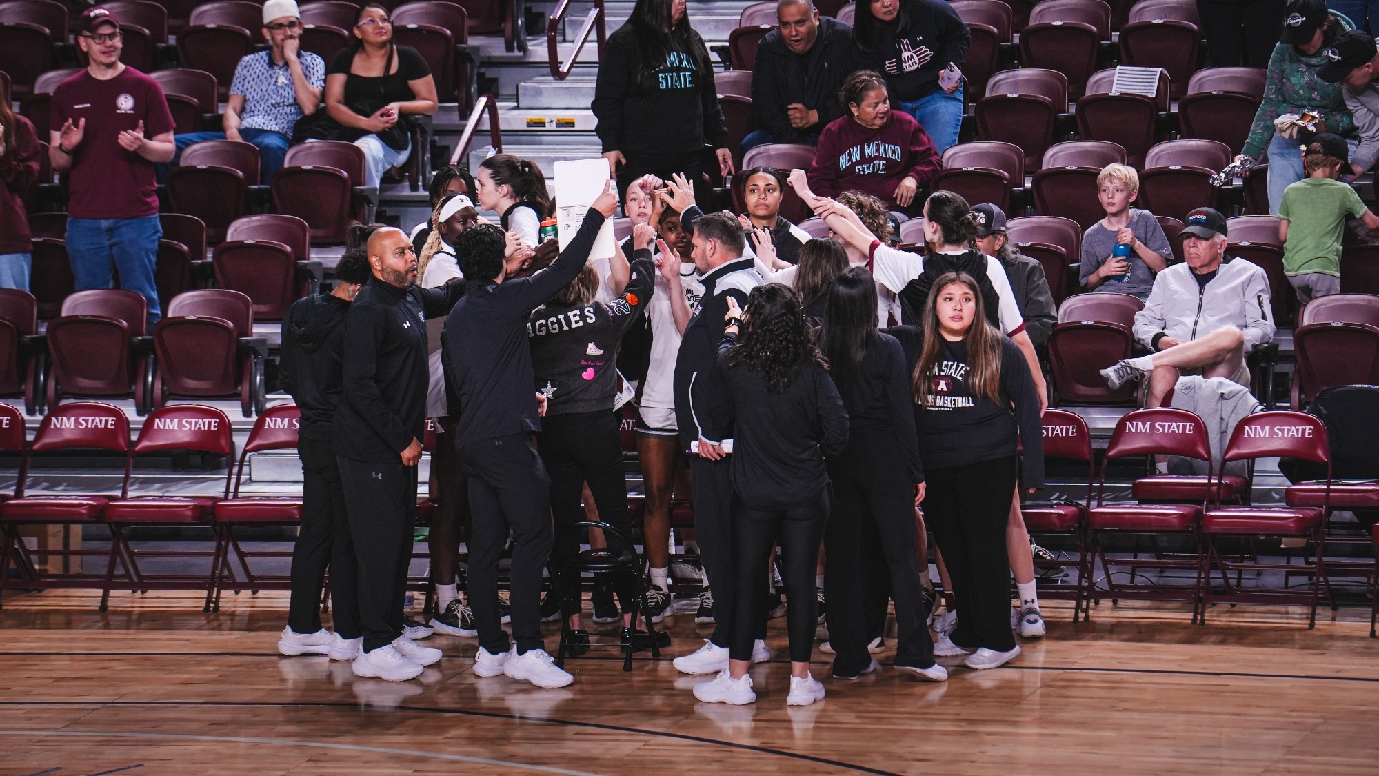 Team huddle ahead of a contest with Liberty (1/2)