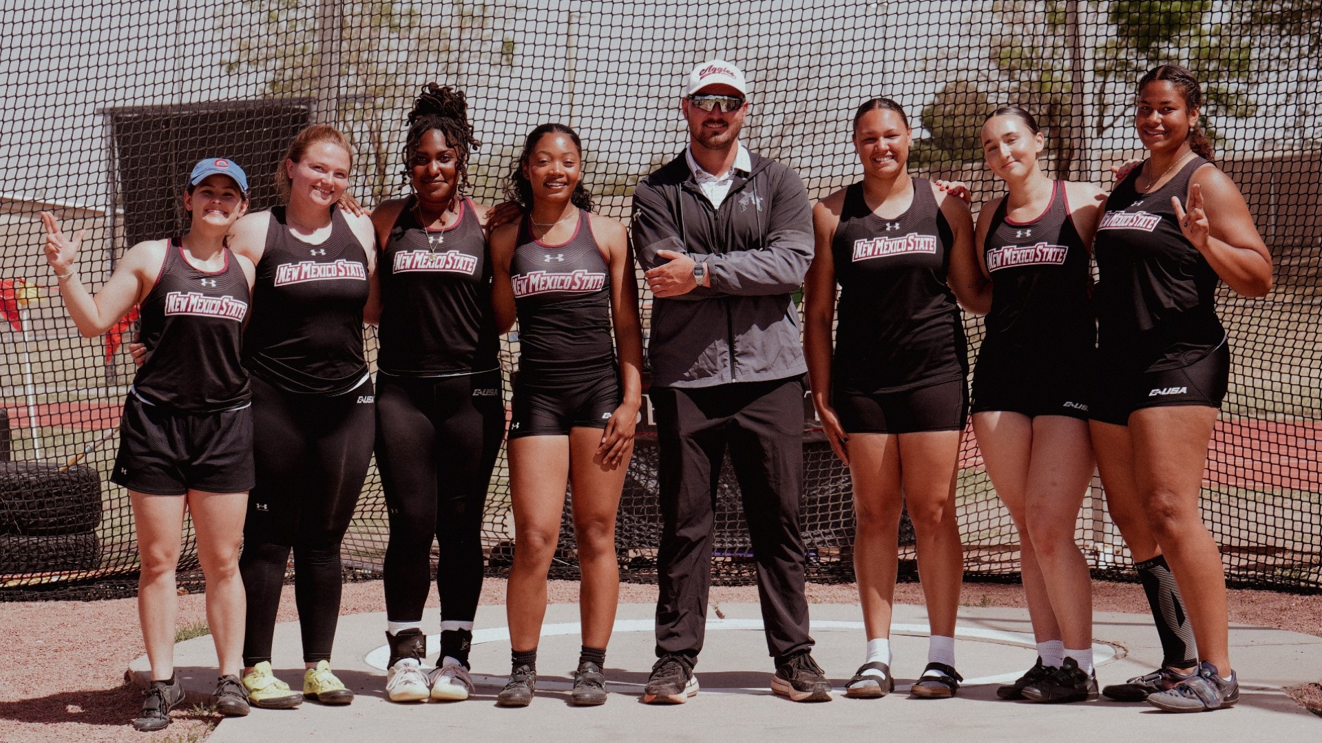Group photo of the hammer throw group (3/27)
