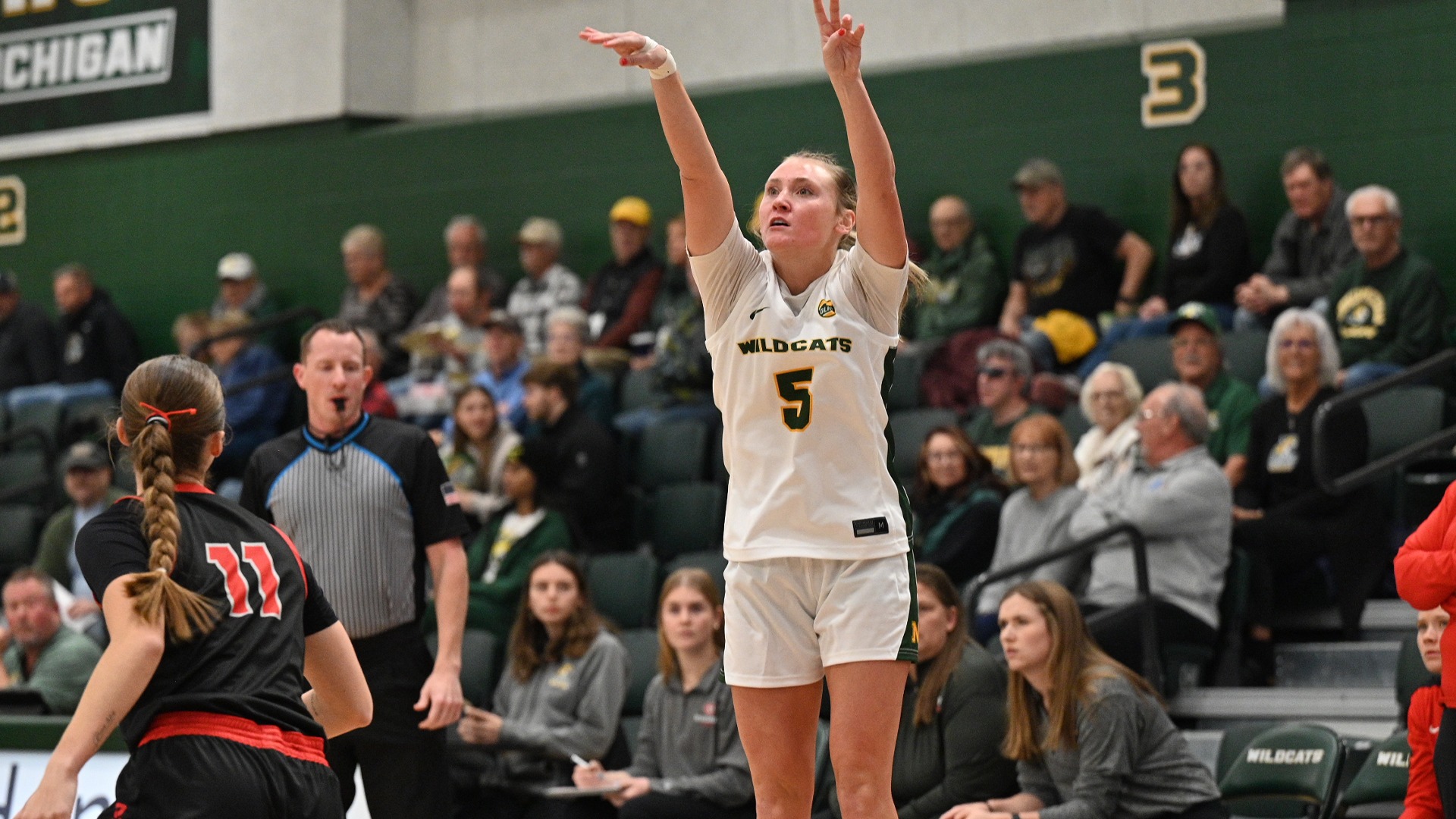 Sarah Newcomer shoots a 3