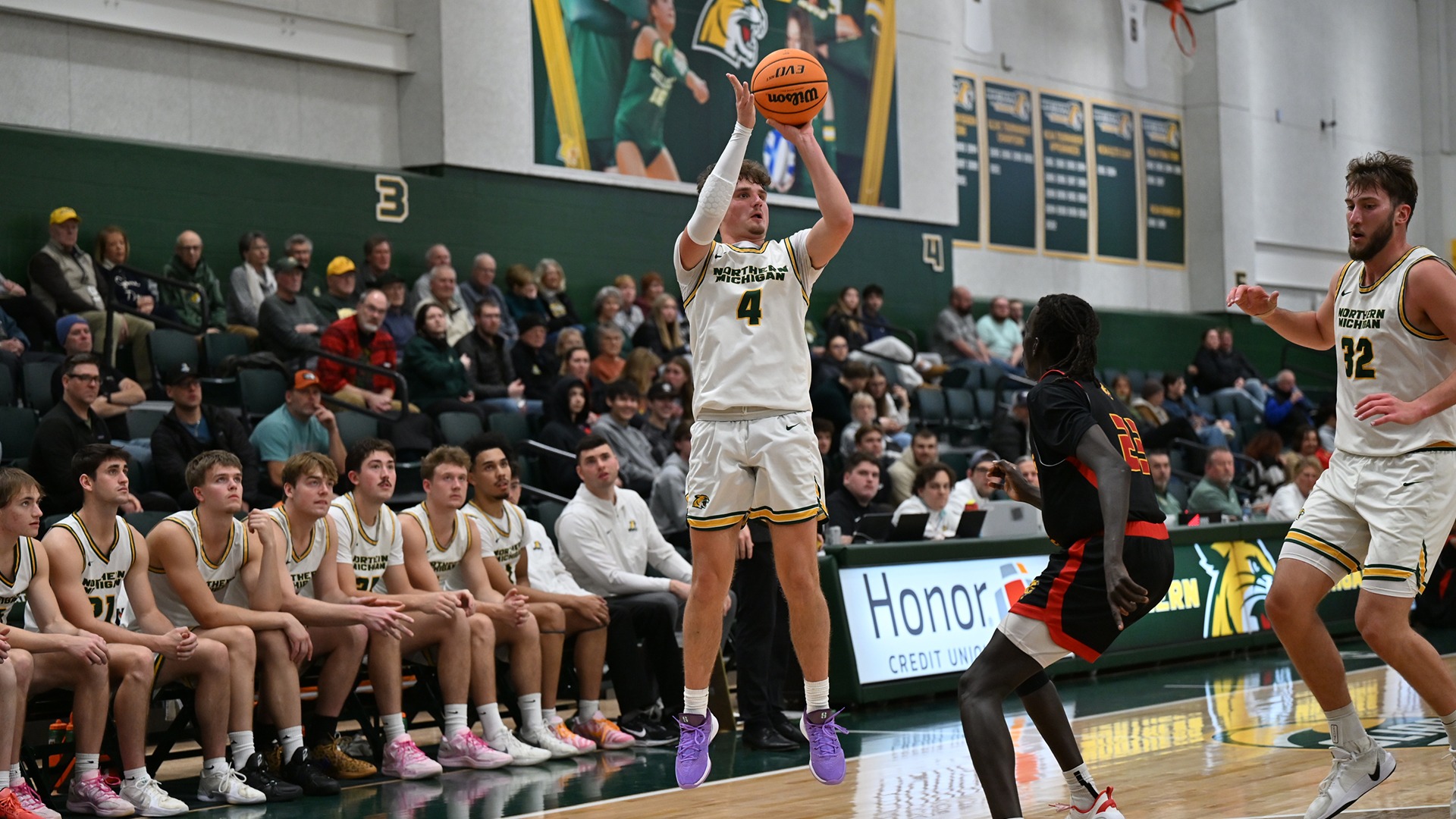 Cal Klesmit shoots a three