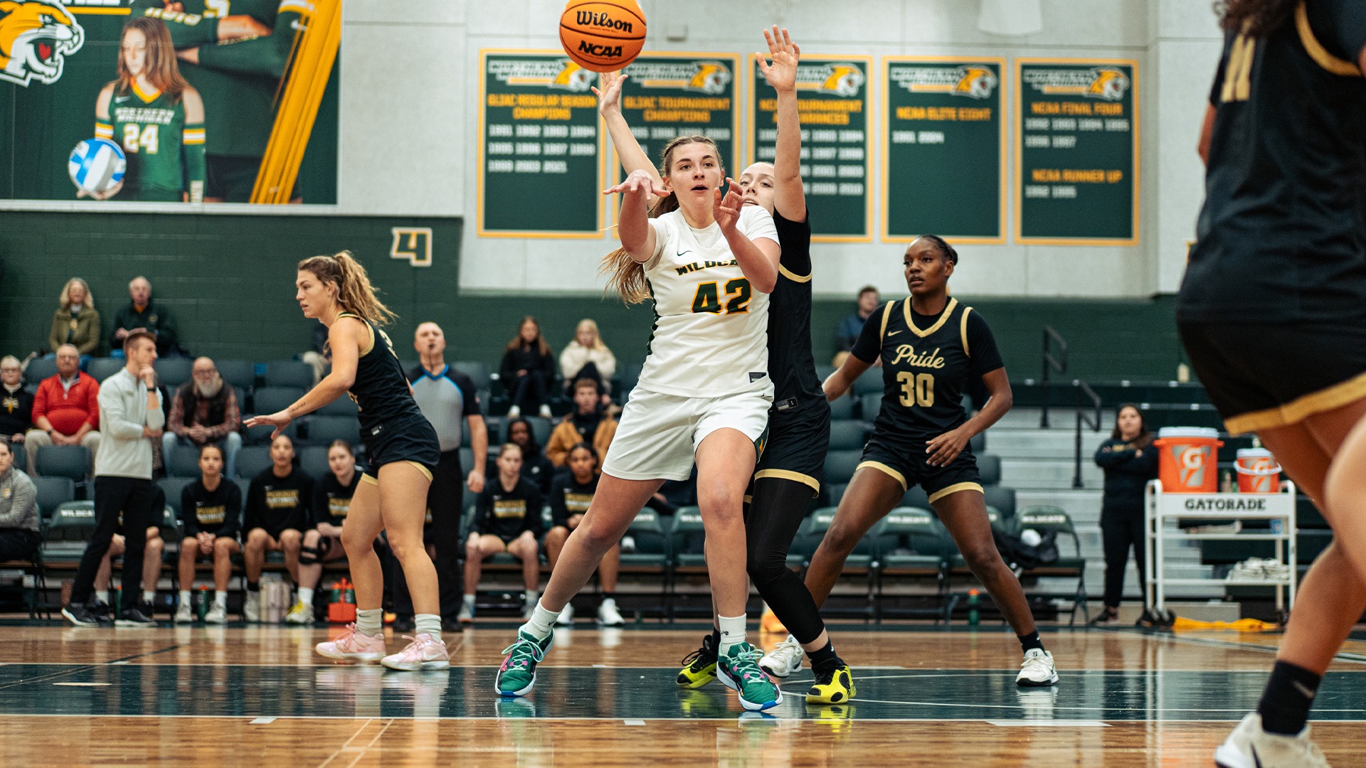 Alyssa Hill with a pass from the post