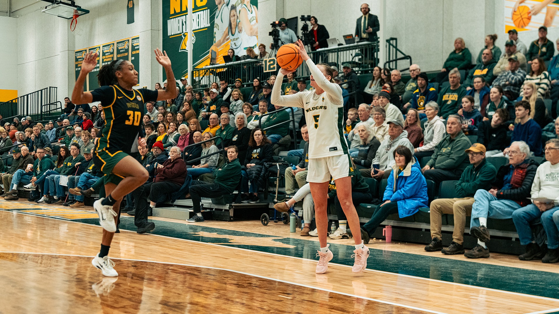 Sarah Necomer shoots a three