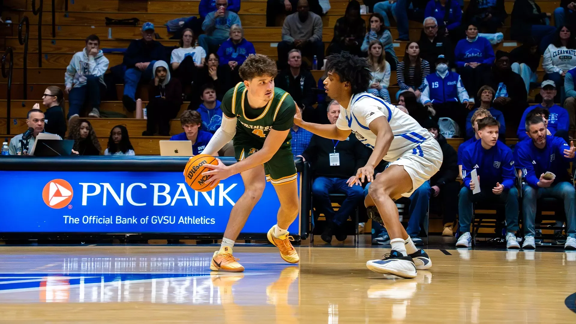 Cal Klesmit vs. a Laker defender