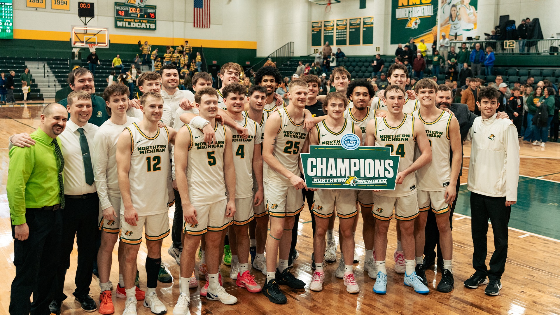 Men's basketball championship photo