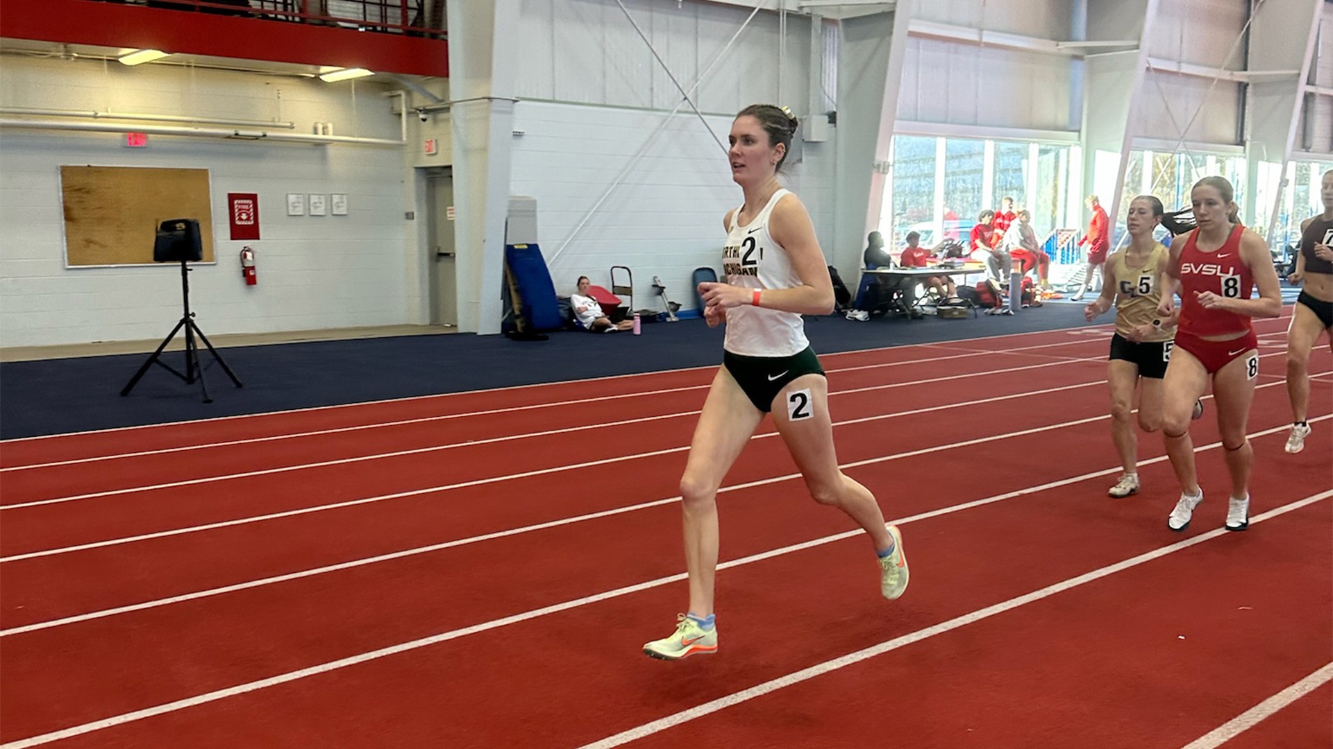 Madi Szymanski runs in the 3000 meter