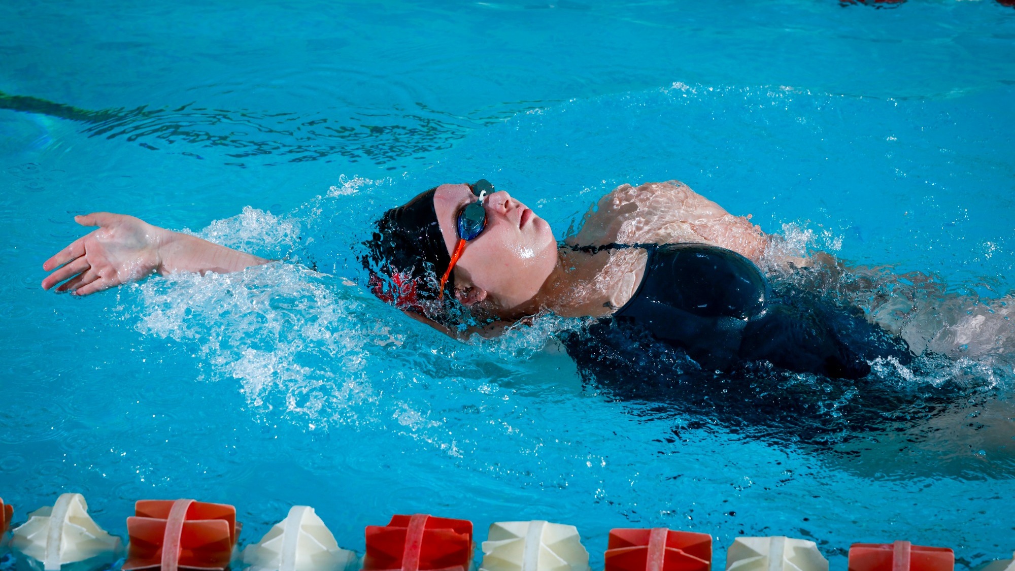 Caitlin Suda swimming backstroke