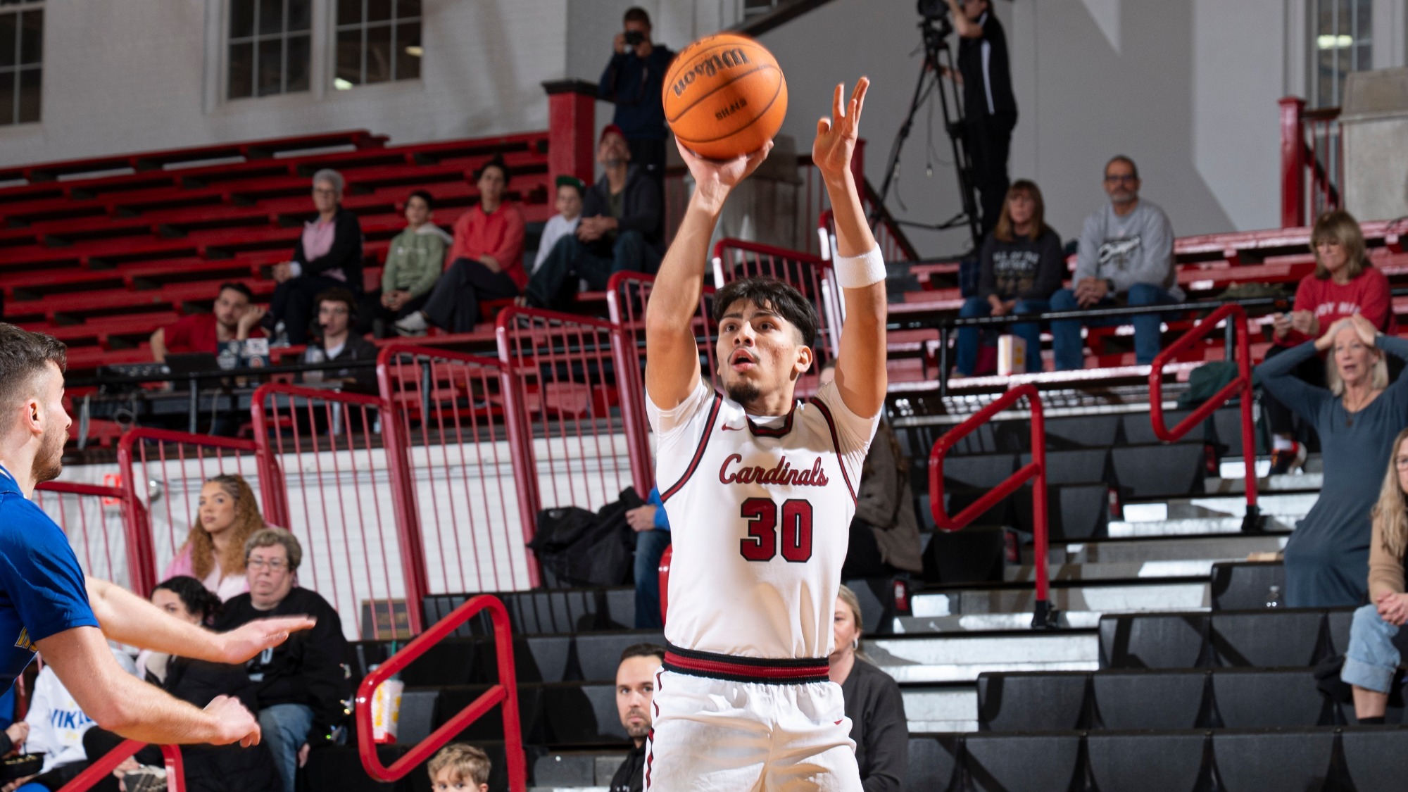 Alejandro Diaz shooting the basketball