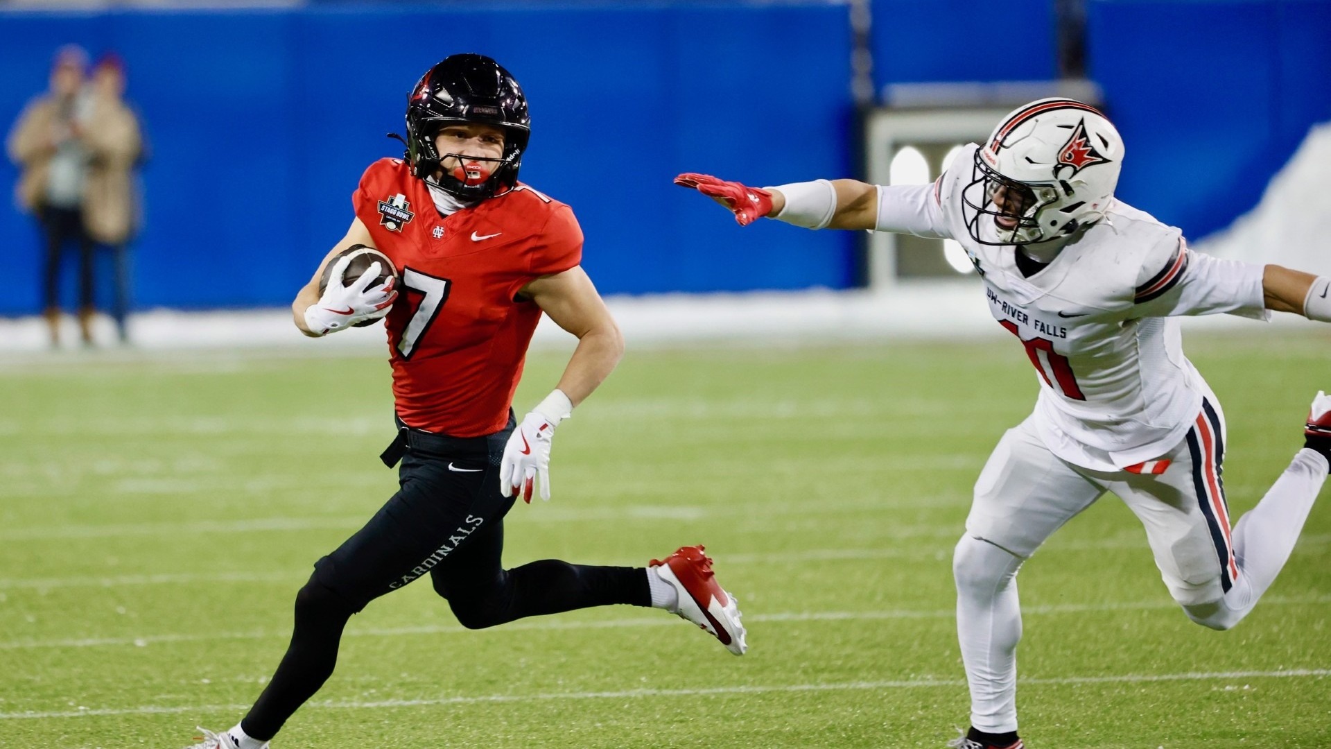 Thomas Skokna running after the catch vs UW-River Falls