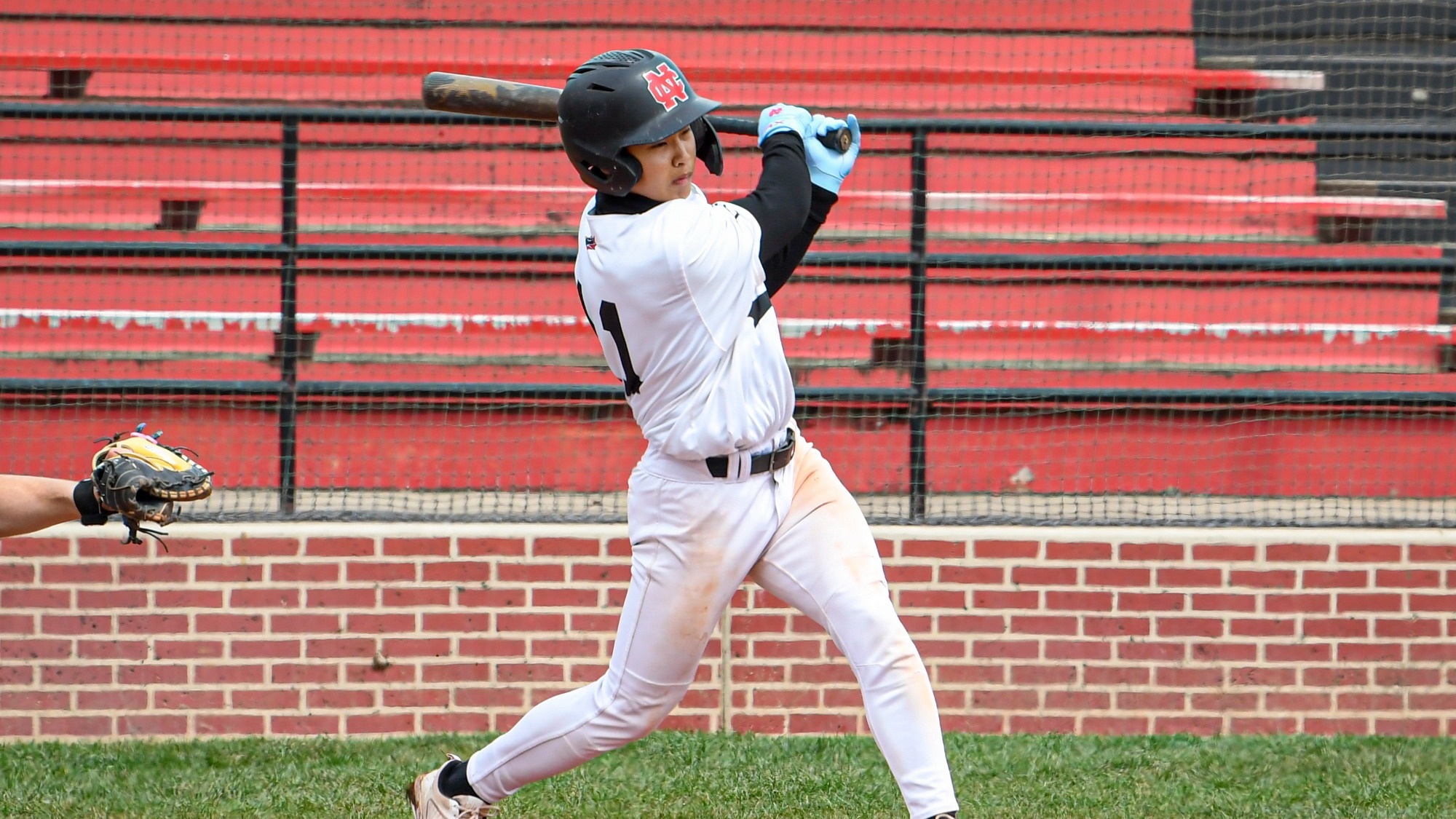 Yuhki Yamada hitting a baseball