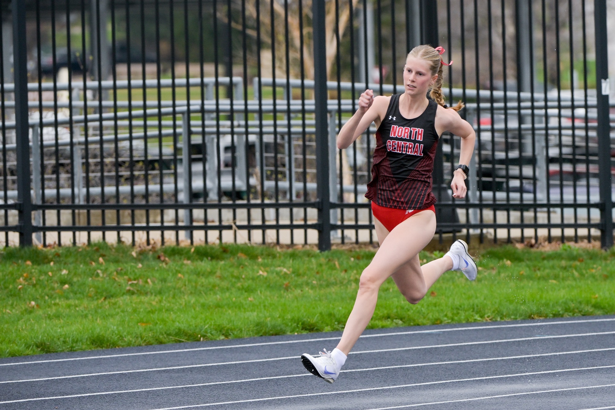 Cire Smith runs first curve of 400m