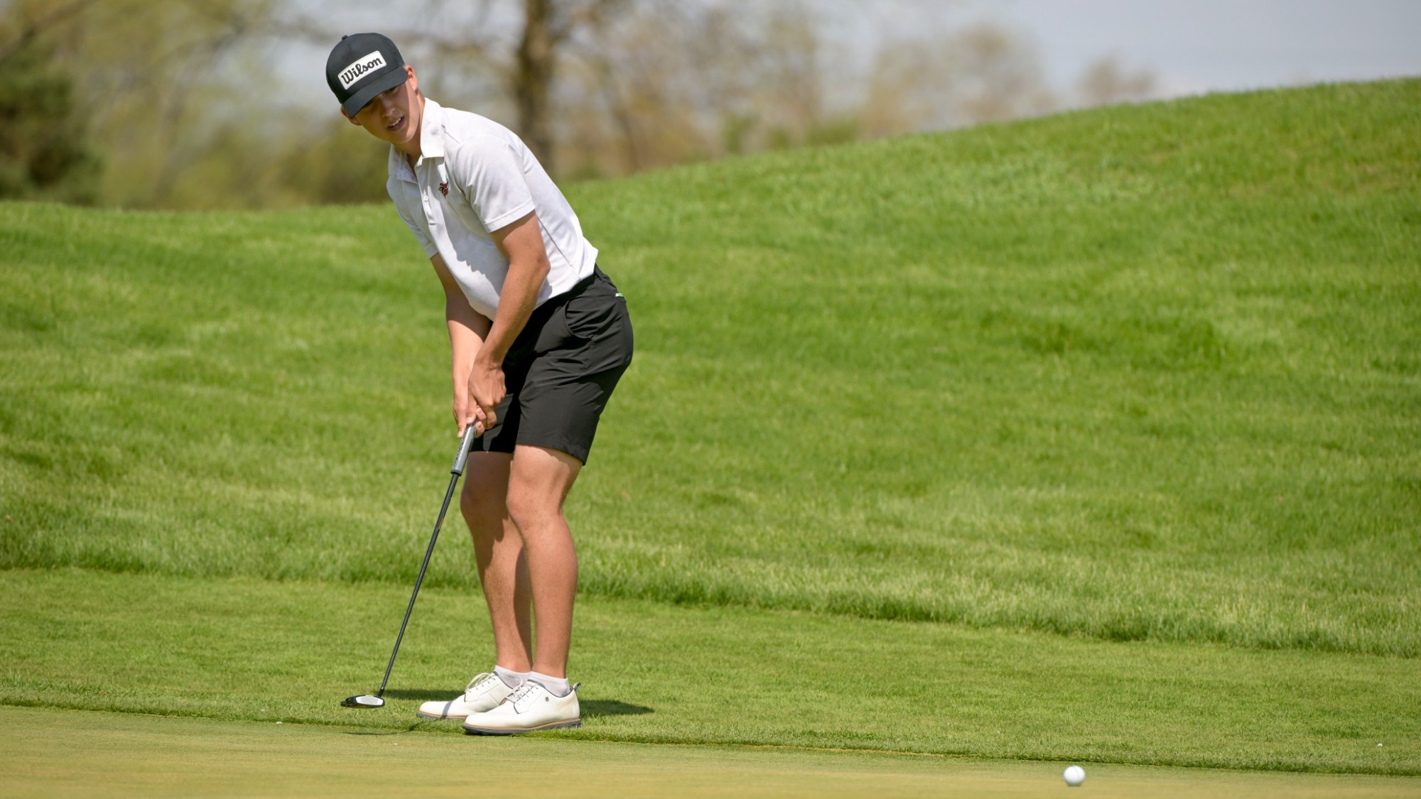 Tre Wienke putts at the CCIW Preview