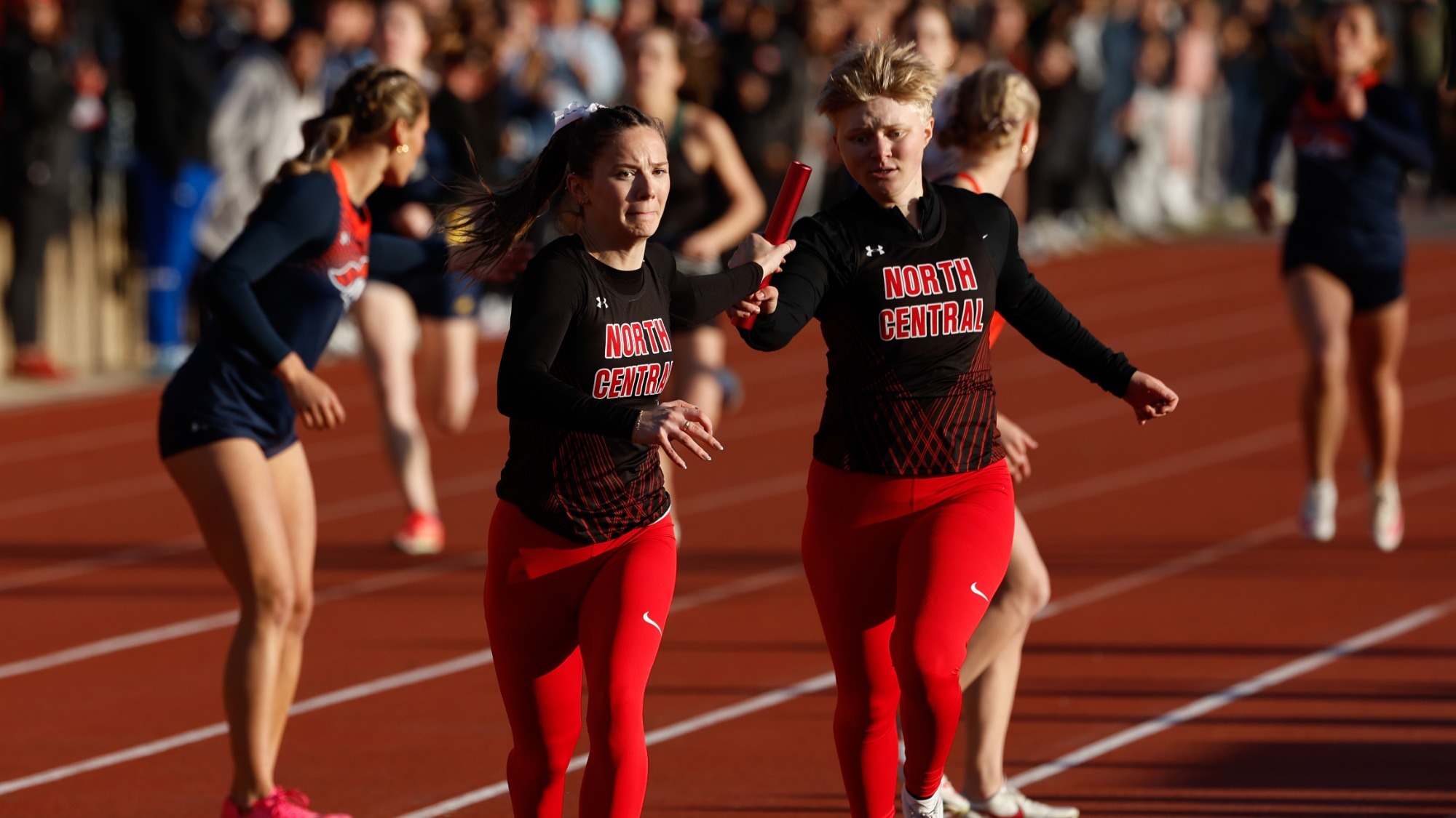 Kate Schmidthuber hands off to Cali Minkie in 4x400m relay