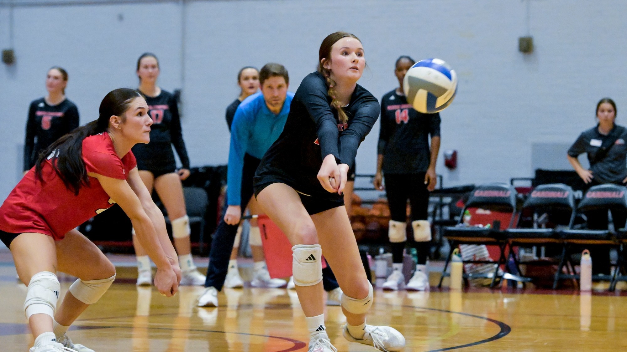 Ava Hoff recording a dig vs Elmhurst