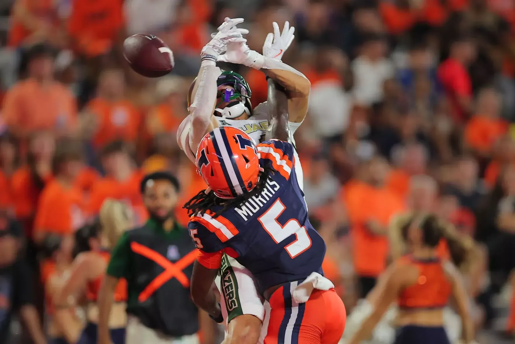 Jakwon Morris makes a play against UAB for Illinois in week one of the CFB season