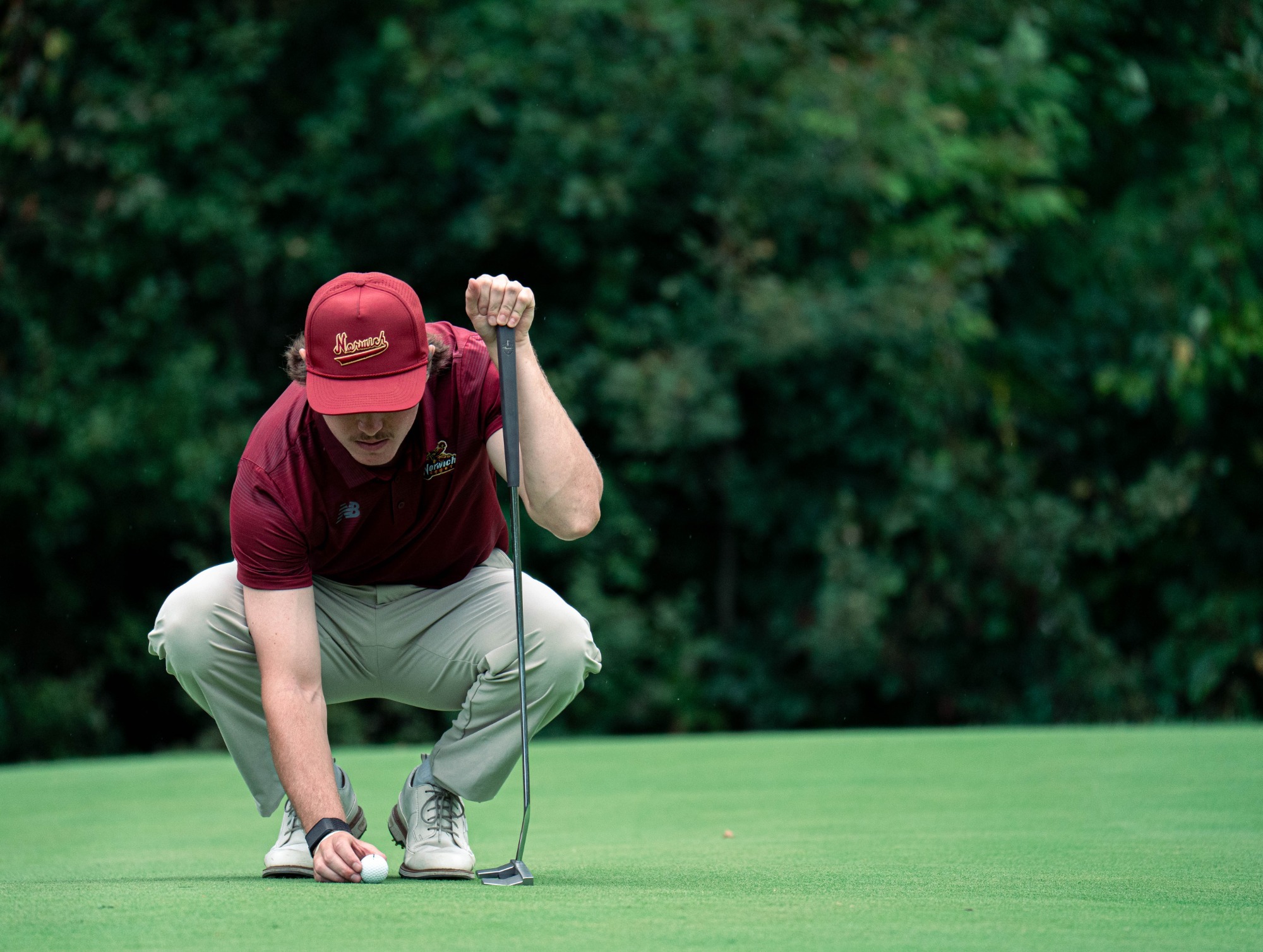 Bertrand lining up his putt.