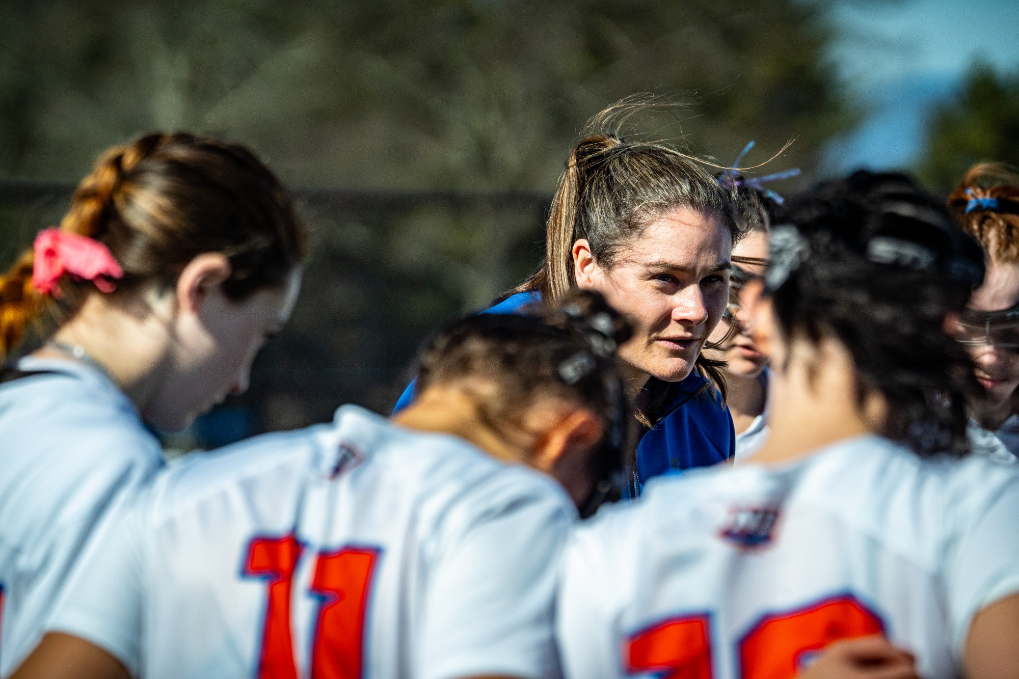 Randy Vite speaks to her team in a huddle during the 2025 season