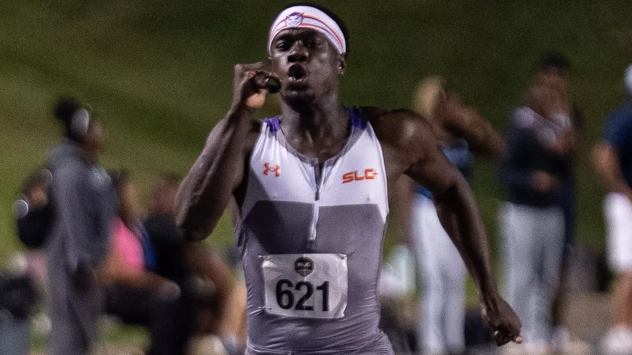 Desmond Duncan running the 3rd leg of the 4x400 meter relay
