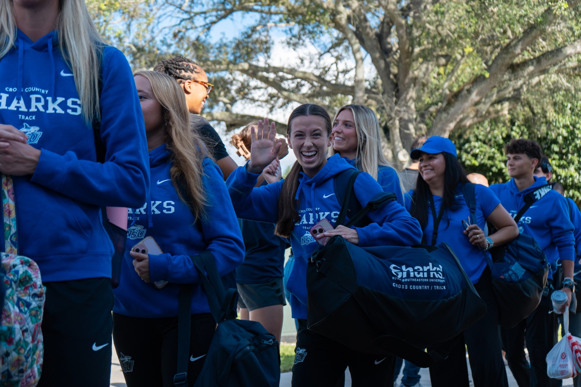 Ular tashqariga tortmasdan mushuk ichiga singdiradilar Porno filmda Chakmon