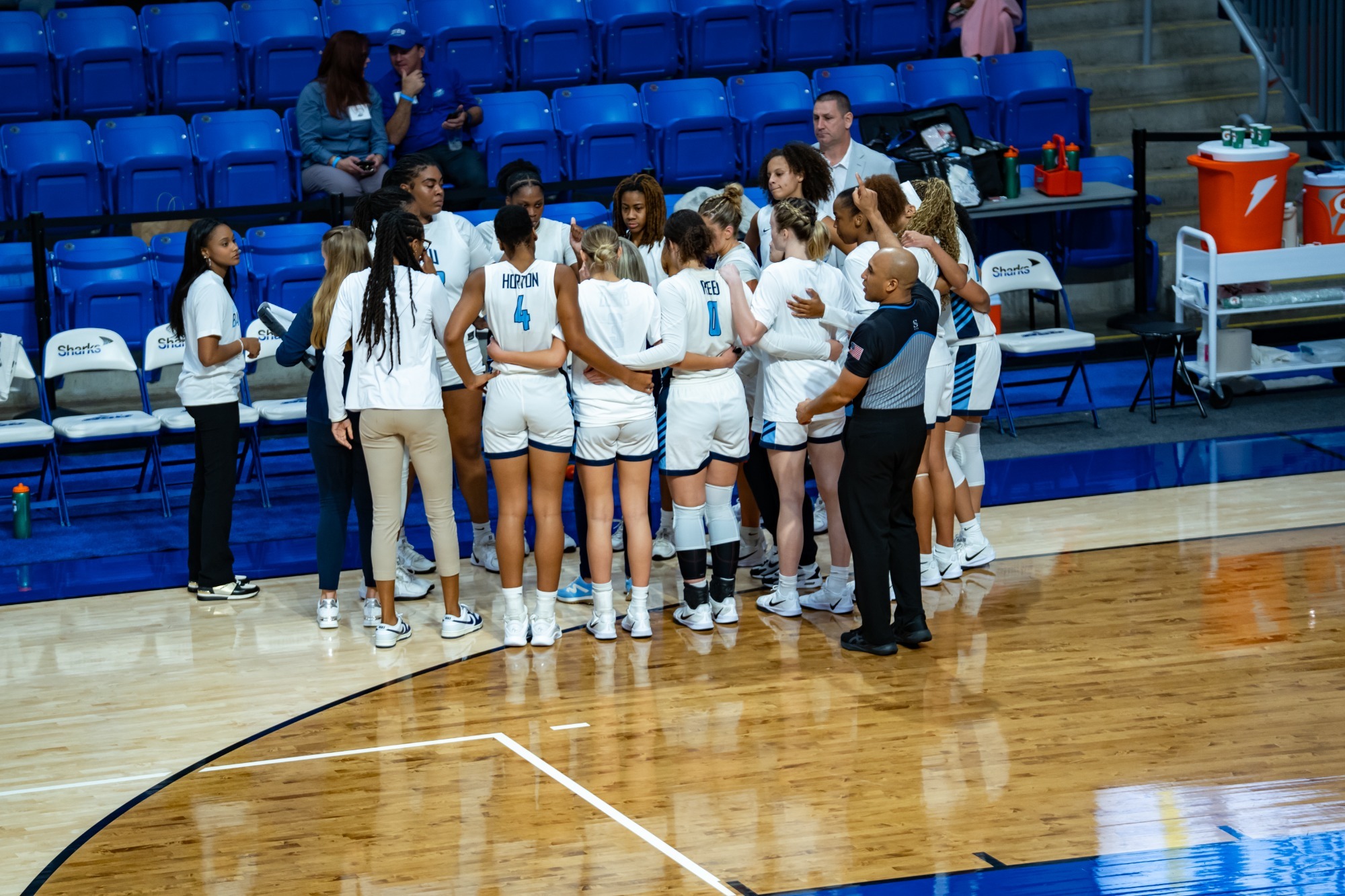 wbb team huddle 2