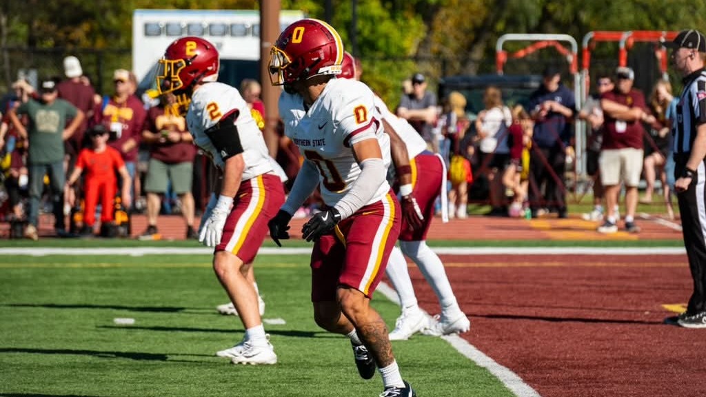 Kegan Mountain and Elijah Jopp lining up before the snap
