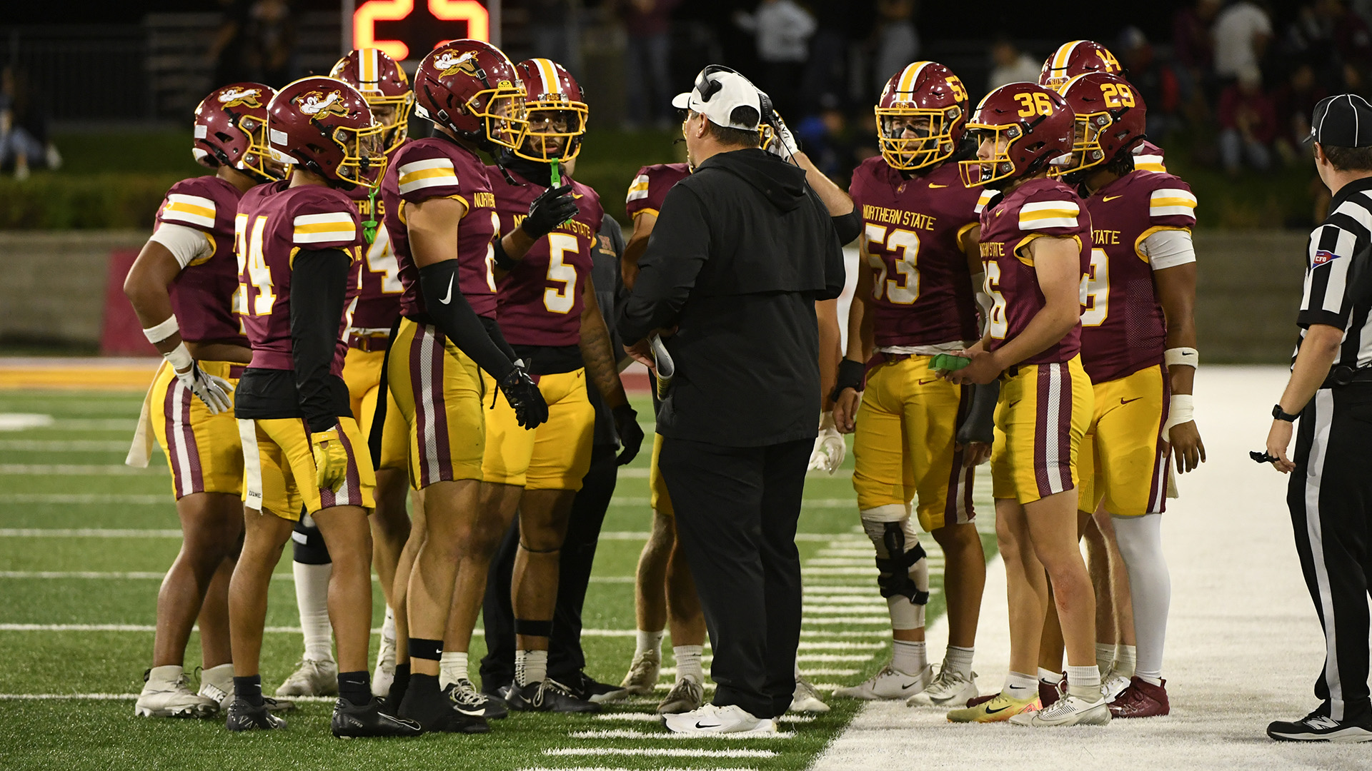 Mike Schmidt talks with the defense in a huddle