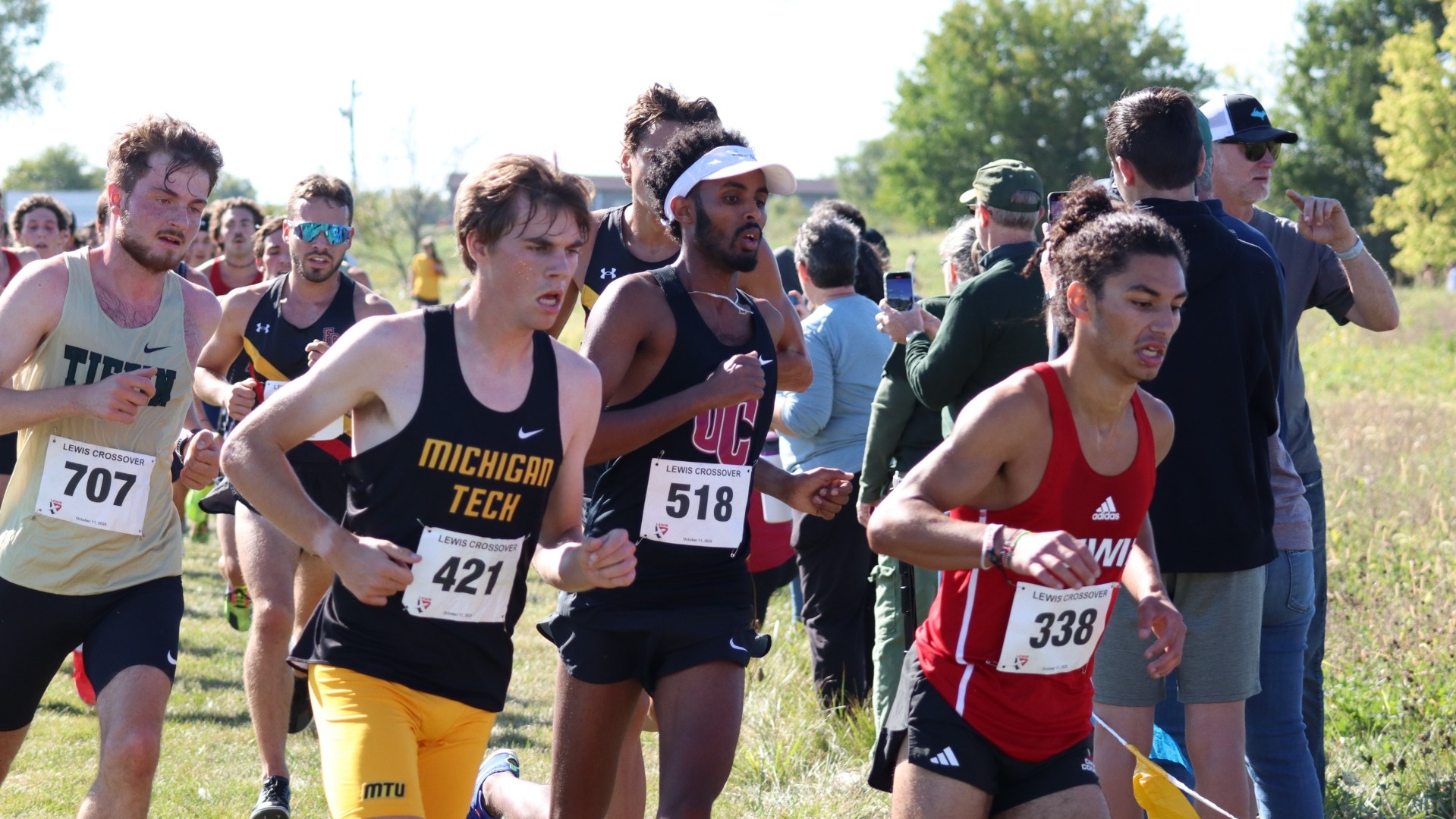 Tegen Arega running in pack at Lewis Crossover